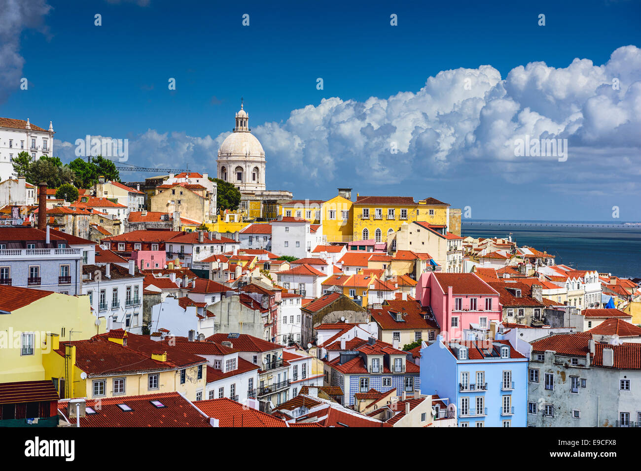 Lissabon, Portugal-Skyline in Alfama, das älteste Viertel der Stadt. Stockfoto