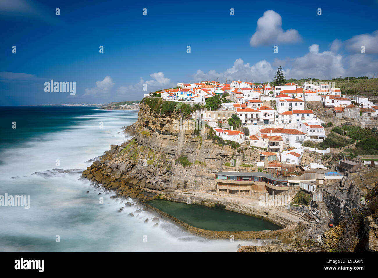 Azenhas Do Mar, Sintra, Portugal Stadtbild an der Küste. Stockfoto