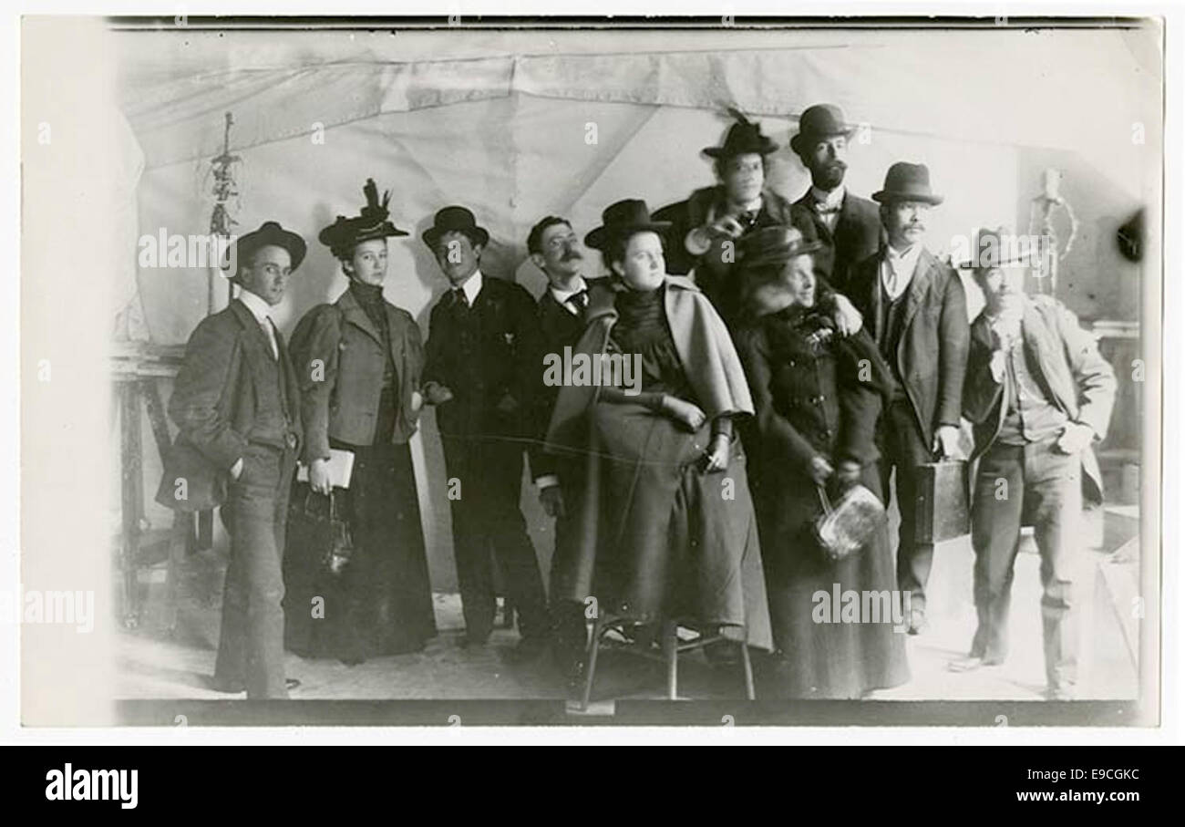 Dieses Bild zeigt Xavier Martinez und Mitschüler in der Klasse von R. D. Yelland am Mark Hopkins Institute of Art in San Francisco. Die Schüler sind in einem Gruppenporträt mit Hüten zu sehen, die typisch für das frühe 20. Jahrhundert sind. Das Foto zeigt die akademische und künstlerische Gemeinschaft dieser Zeit. Stockfoto