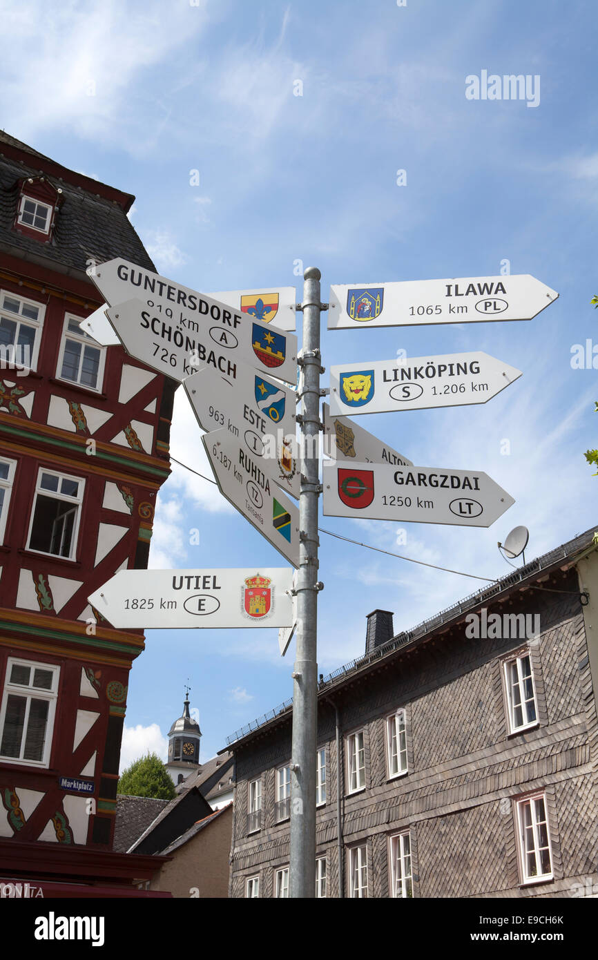 Rathaus, Buttermarkt butter Markt, Wegweiser, Partnerstädte, historische alte Stadt Herborn, Hessen, Deutschland, Europa Stockfoto
