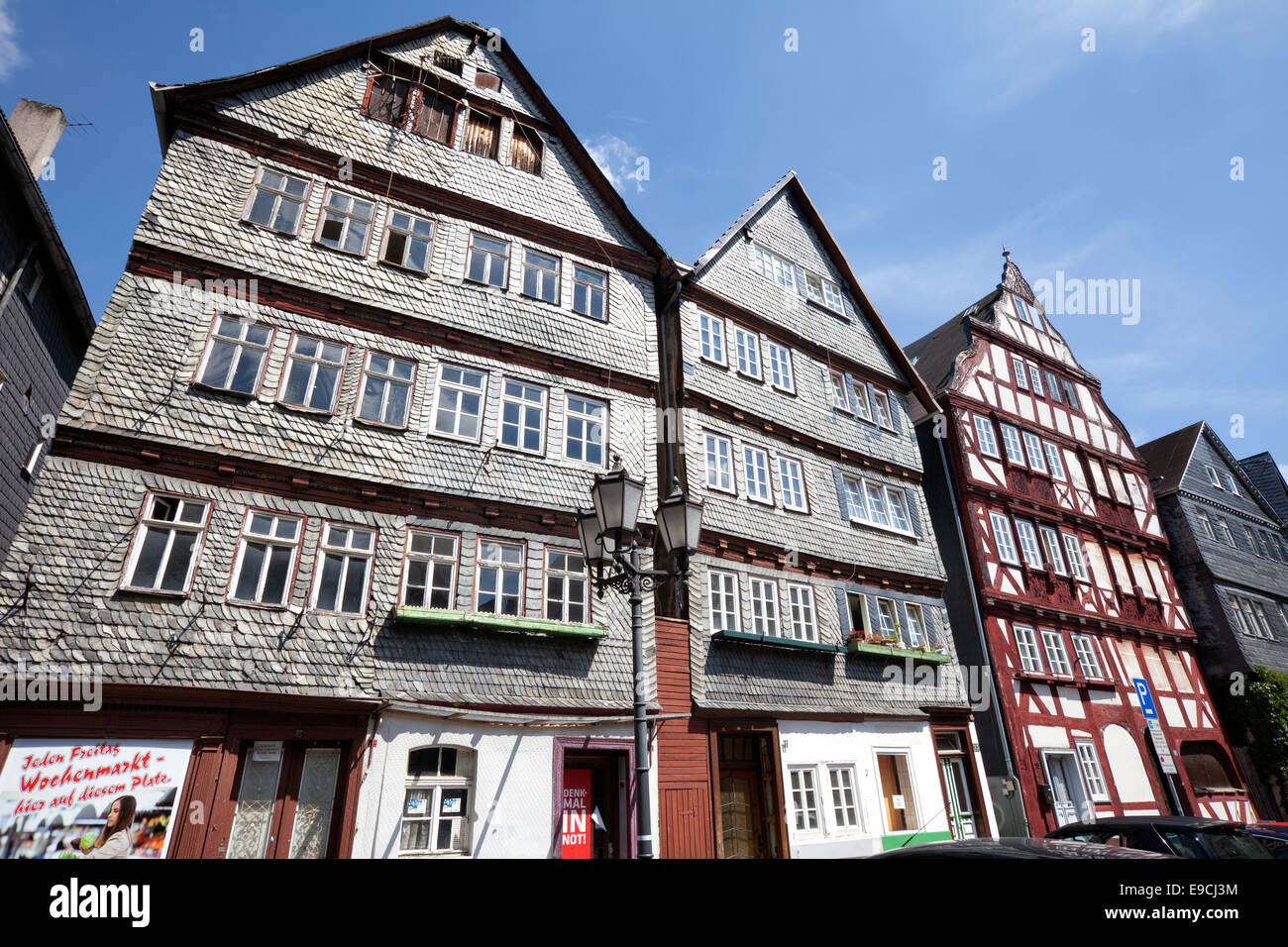 Restauriert und noch nicht restaurierten Häusern, Kornmarkt Getreidemarkt, historische alte Stadt von Herborn, Hessen, Deutschland, Europa Stockfoto