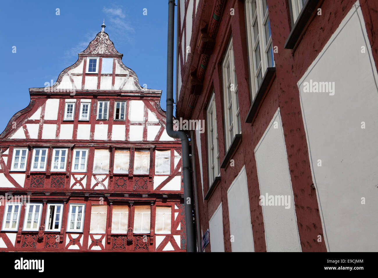 Restauriert und noch nicht restaurierten Häusern, Kornmarkt Getreidemarkt, historische alte Stadt von Herborn, Hessen, Deutschland, Europa, Stockfoto