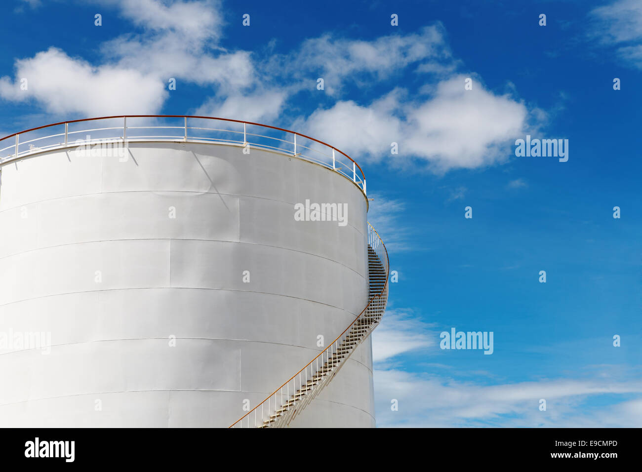 Industrielle Kraftstofftank vor blauem Himmelshintergrund Stockfoto