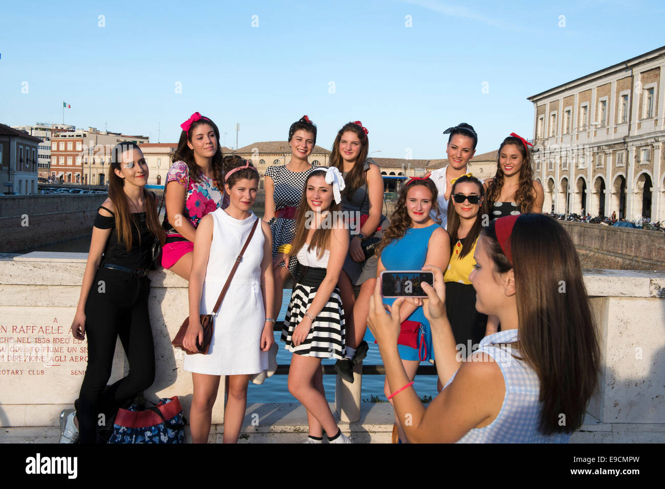  Teenies teen girls young woman -Fotos und -Bildmaterial in hoher ...