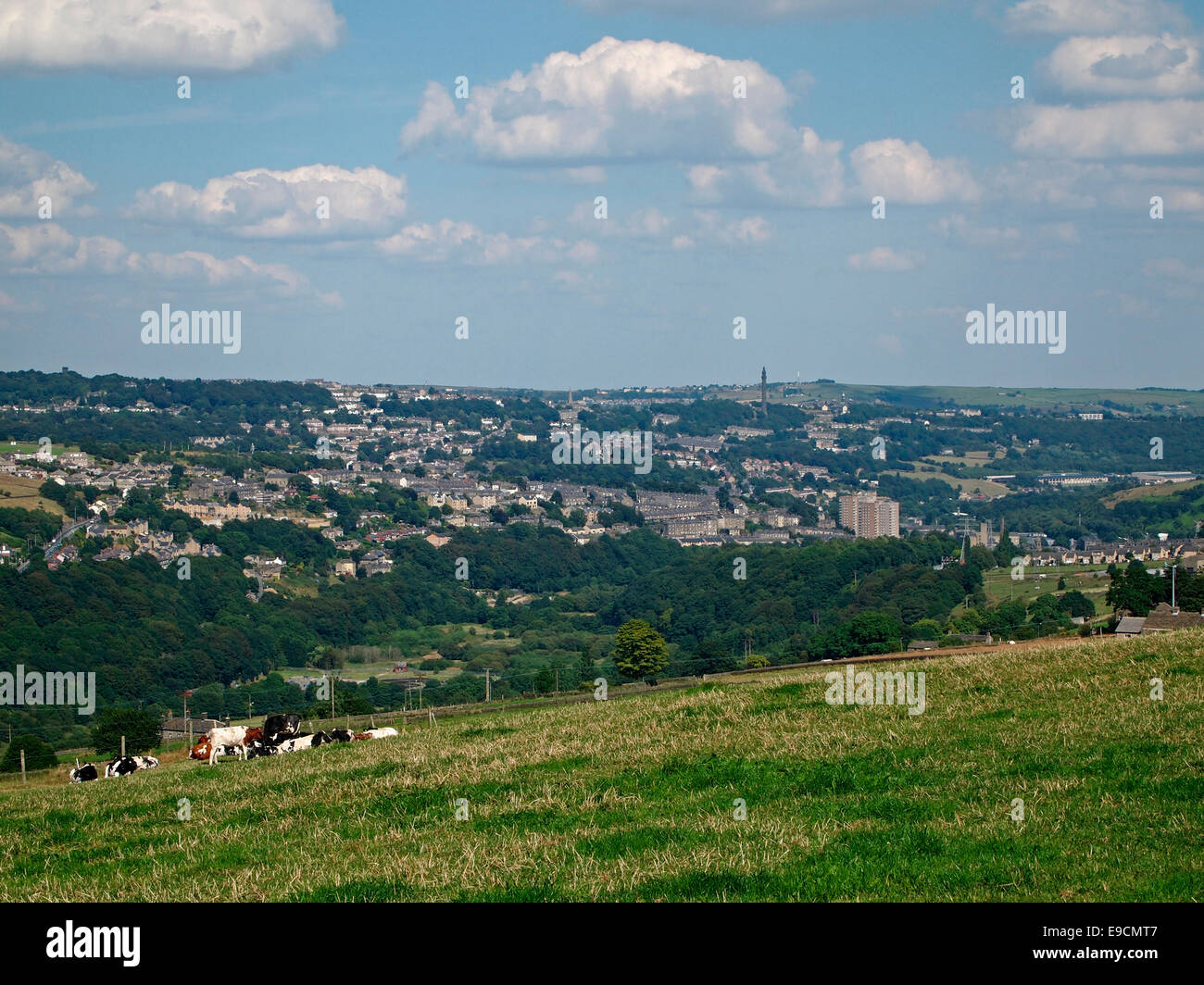Blick über das Calder Valley in Richtung Sowerby Bridge, Calderdale, West Yorkshire, Schauplatz der Fernsehserie ‘Happy Valley’. Stockfoto