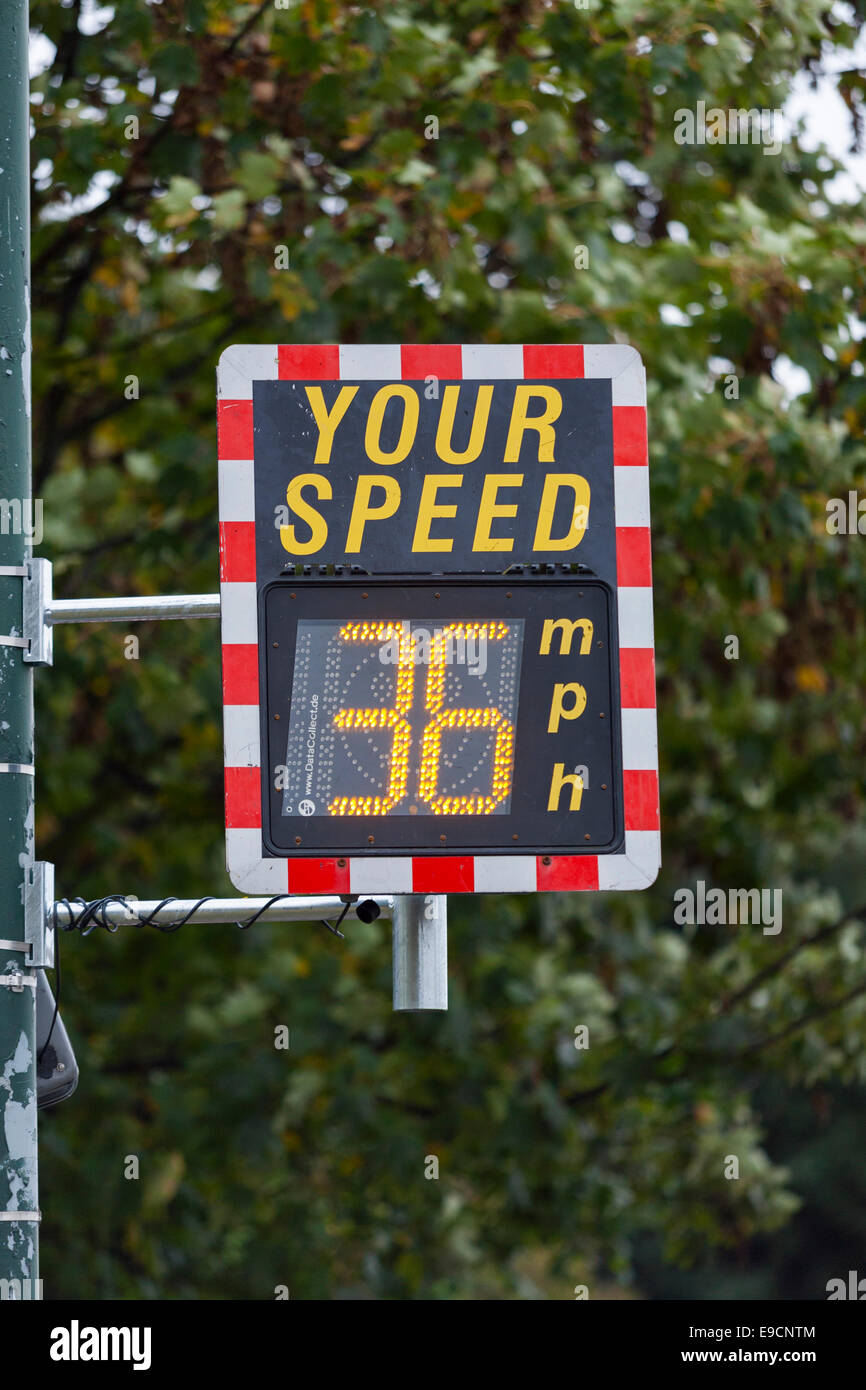 Geschwindigkeit Anzeige Gerät (SID) in Kent auf einer 30 km/h-Meile pro Stunde Strecke: Es zeigt die Geschwindigkeit der Annäherung an Auto / Fahrzeug. Stockfoto