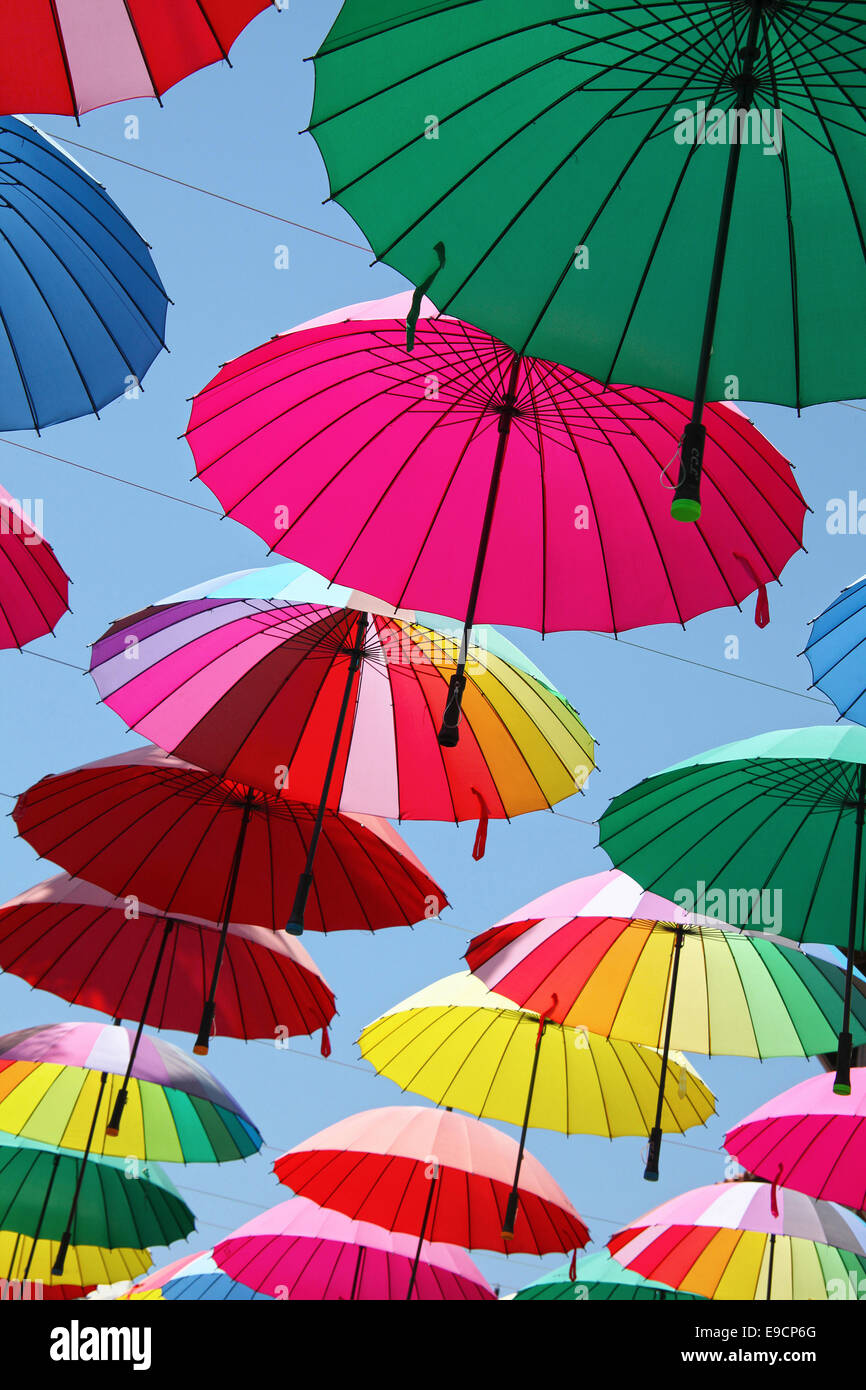 Sammlung von Multi farbige Schirme Aufhängen in einer offenen Position auf eine Straße mit Schatten & Schutz vor den Elementen Stockfoto