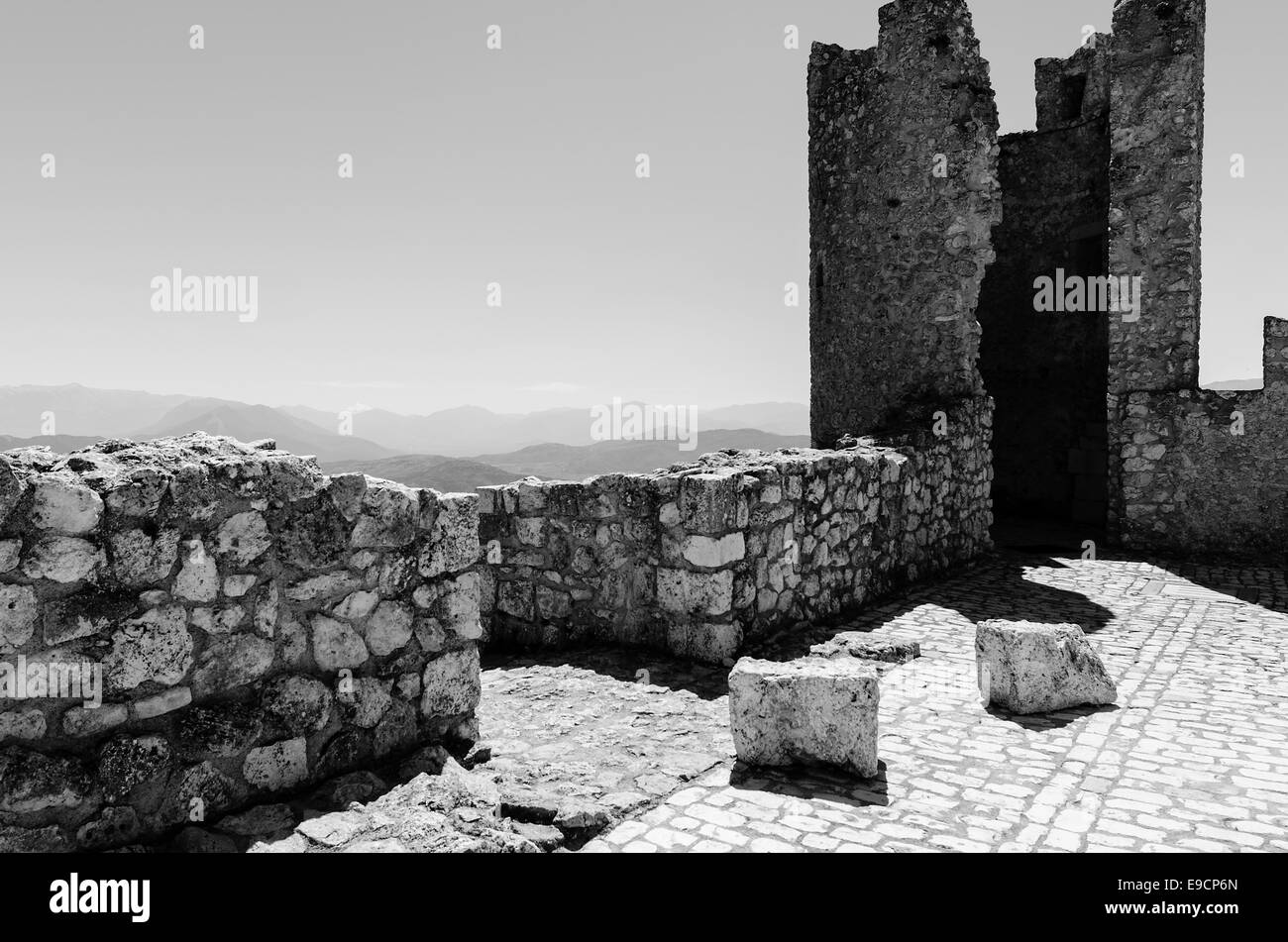Die phantastische "Rocca Calascio" Burg befindet sich eine der höchsten Burgen in Italien in den Nationalpark des Gran Sasso. Stockfoto
