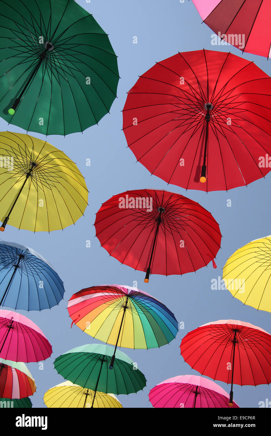 Sammlung von Multi farbige Schirme Aufhängen in einer offenen Position auf eine Straße mit Schatten & Schutz vor den Elementen Stockfoto