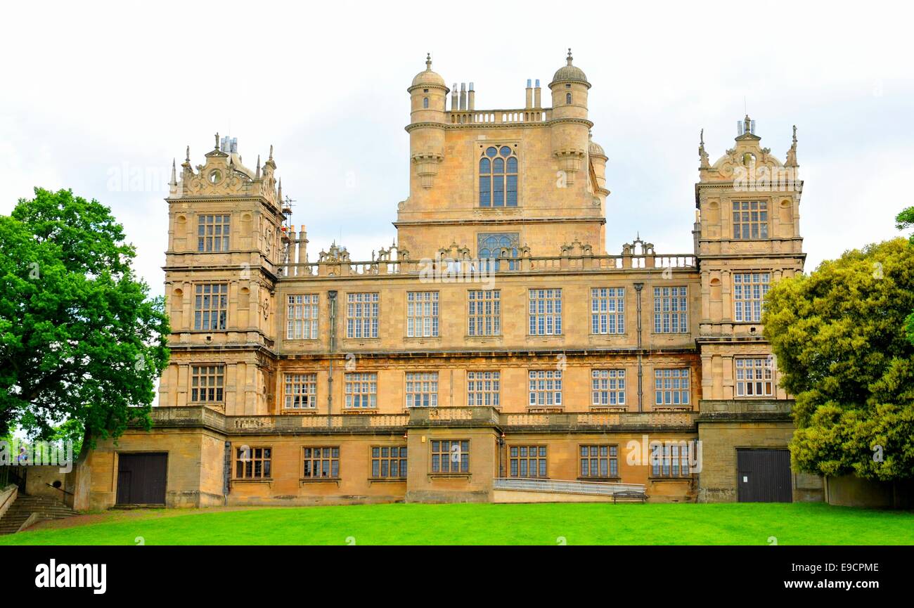 NOTTINGHAM, VEREINIGTES KÖNIGREICH. 1. Juni 2014: Touristen bewundern die schöne Architektur der Wollaton Hall, ein elisabethanisches Landhaus. Stockfoto