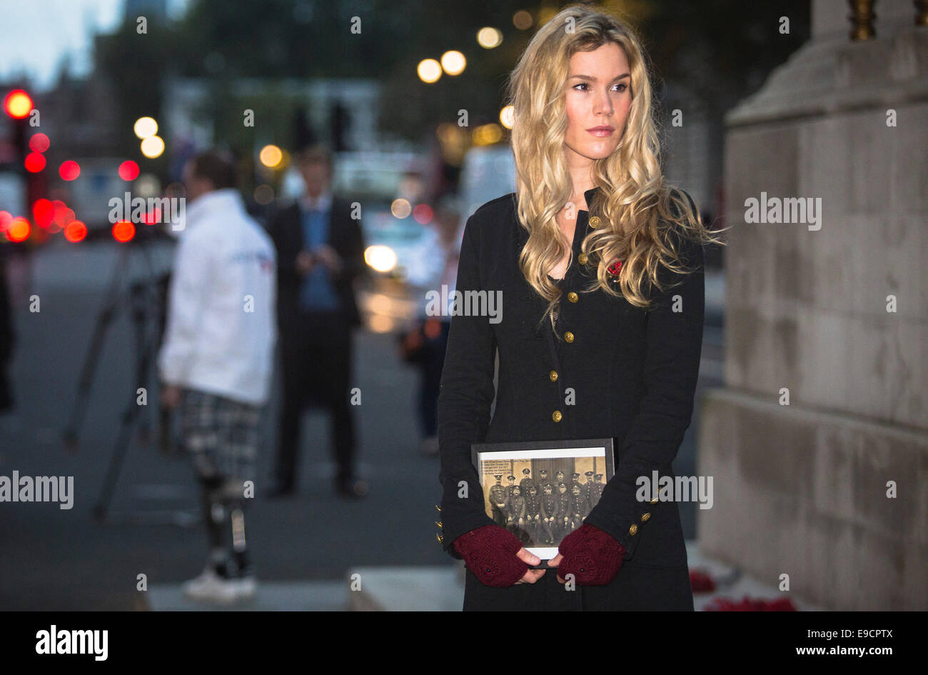 Sängerin Joss Stone nimmt eine Mahnwache an der Kenotaph auf Whitehall für den Start der Royal British Legion Poppy Beschwerde. Stockfoto