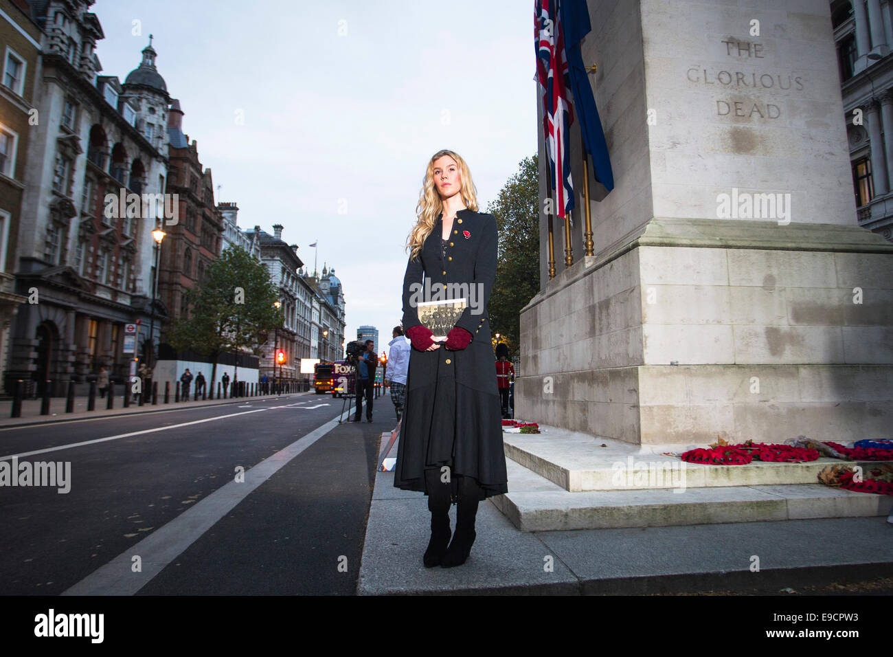 Sängerin Joss Stone nimmt eine Mahnwache an der Kenotaph auf Whitehall für den Start der Royal British Legion Poppy Beschwerde. Stockfoto