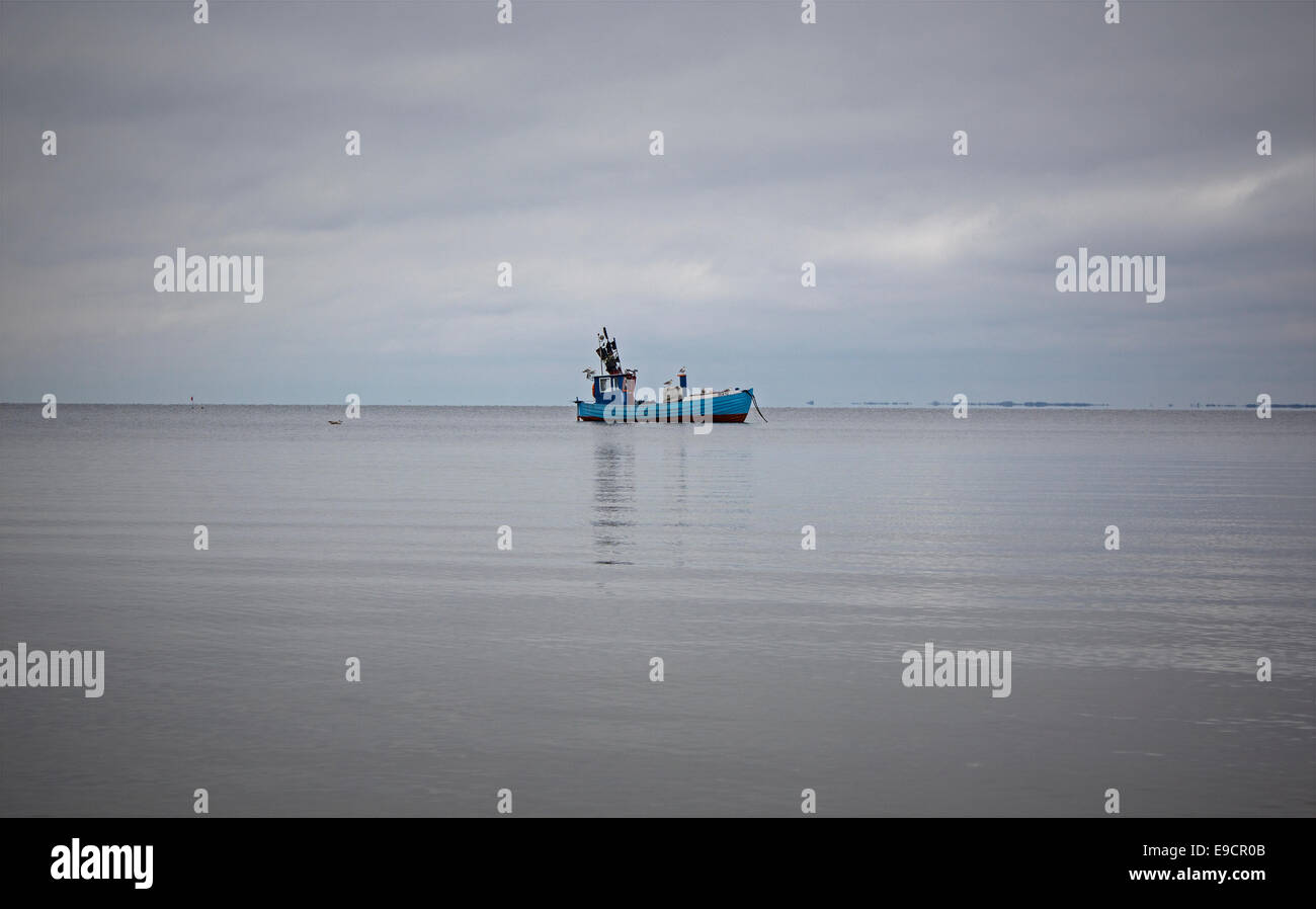 Altes Fischerboot verankert an der Ostsee Stockfoto