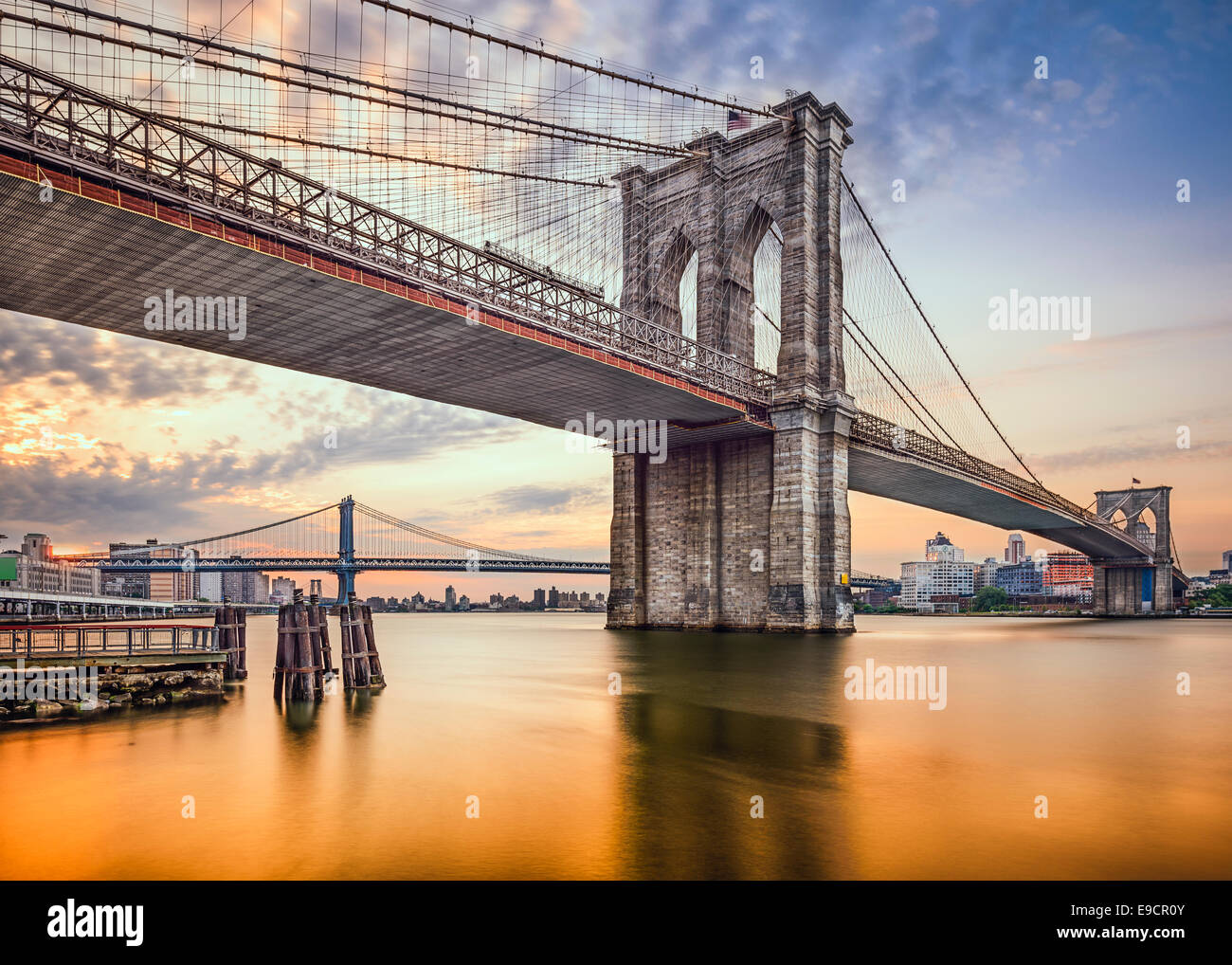 Brooklyn Bridge in New York City, USA im Morgengrauen. Stockfoto