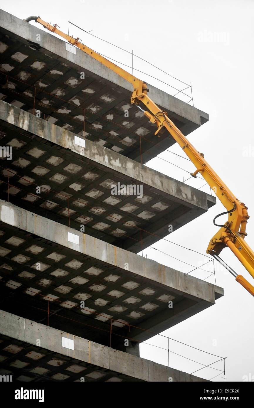 Betonpumpe im Einsatz auf der Baustelle auf ein neues Gebäude hoch Stockfoto