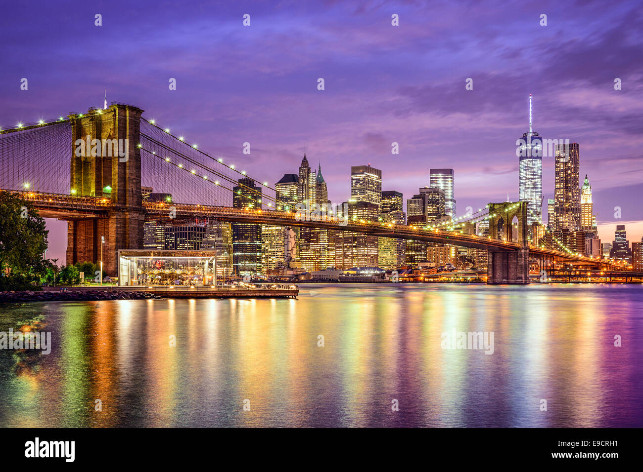 Skyline von New York, New York, USA mit der Brooklyn Bridge und Manhattan Financial District über den East River. Stockfoto