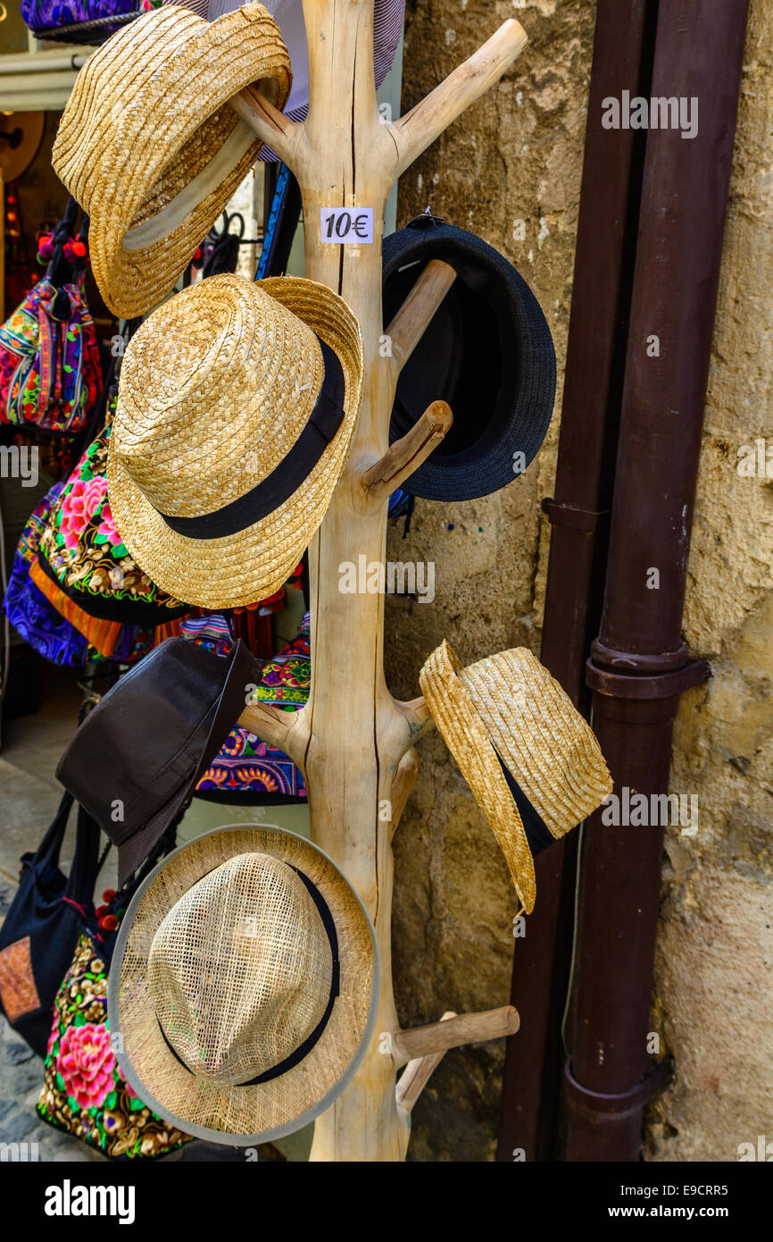 Strohhüte für den Verkauf in einem Dorf im Süden von Frankreich Stockfoto