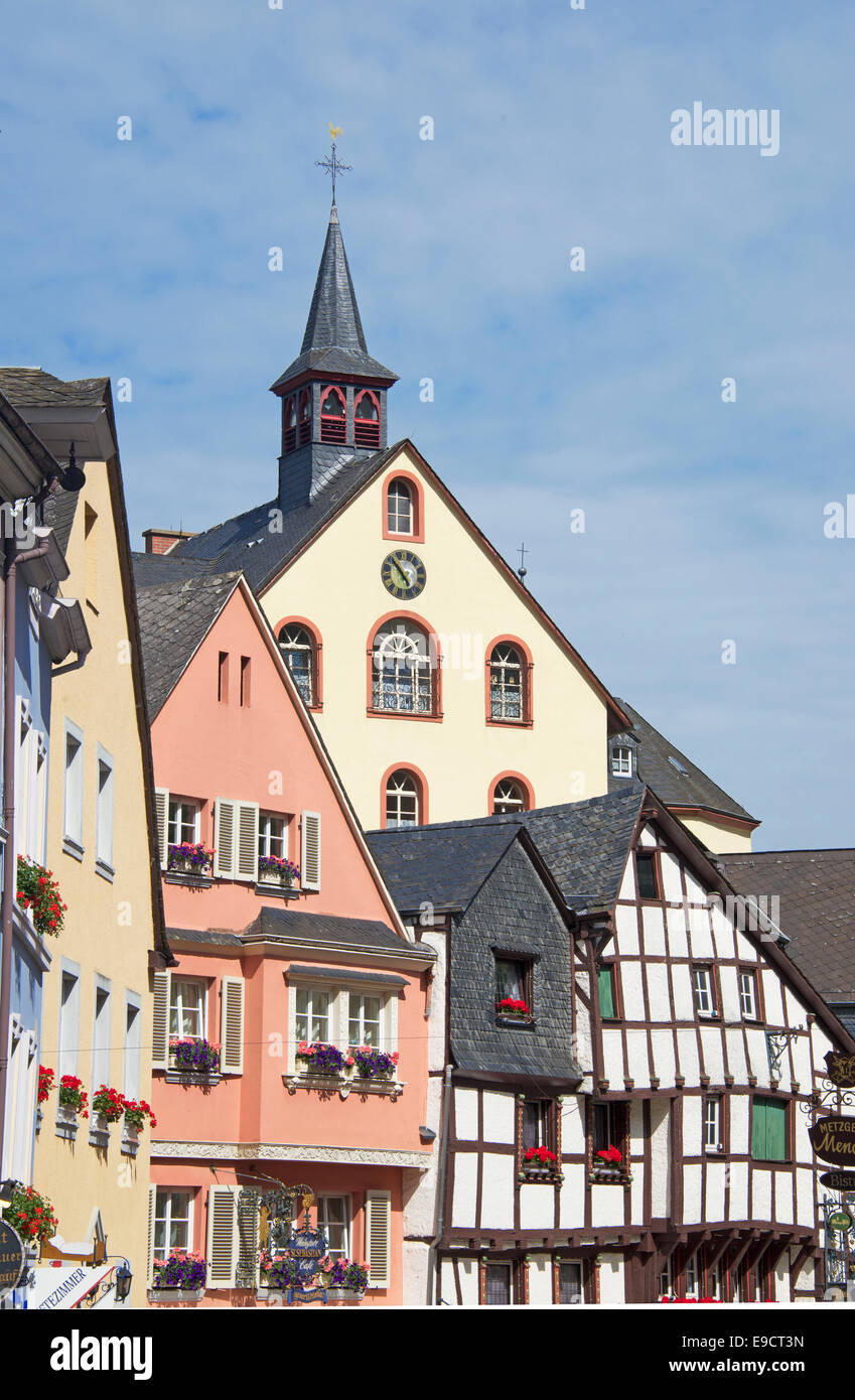 Gebäude und Kirche Altstadt Bernkastel-Kues Moseltal Deutschland Stockfoto