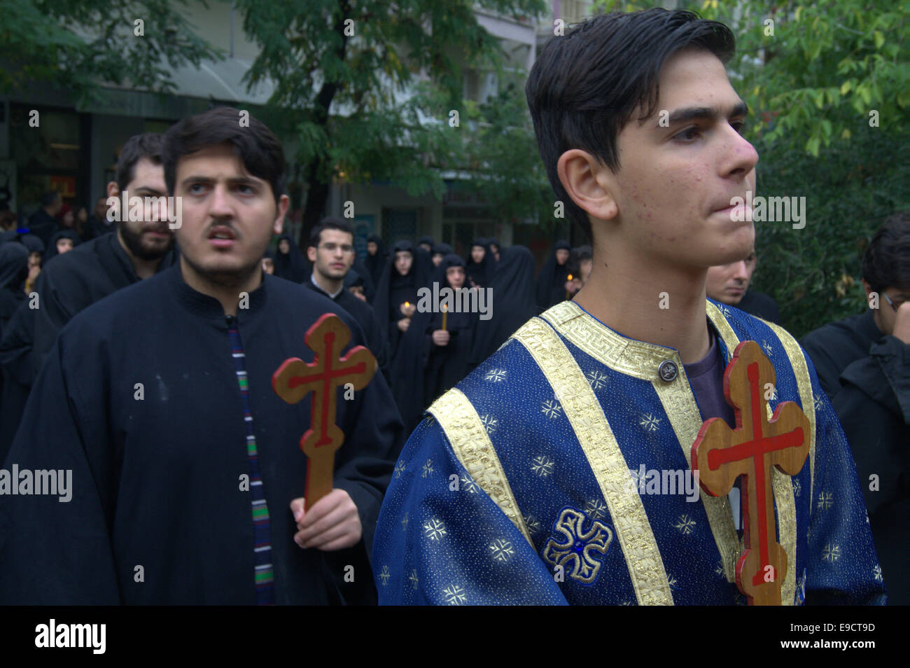 Thessaloniki, Griechenland. 25. Oktober 2014. Litanei zu Ehren des St Demetrious.  Eine Litanei Prozession fand in den Umgebungslichter Straßen der Kirche St Demetrious, dem Schutzpatron der nördlichen Hafen der griechischen Stadt Thessaloniki. Bildnachweis: Orhan Zolak /Alamy Live-Nachrichten Stockfoto