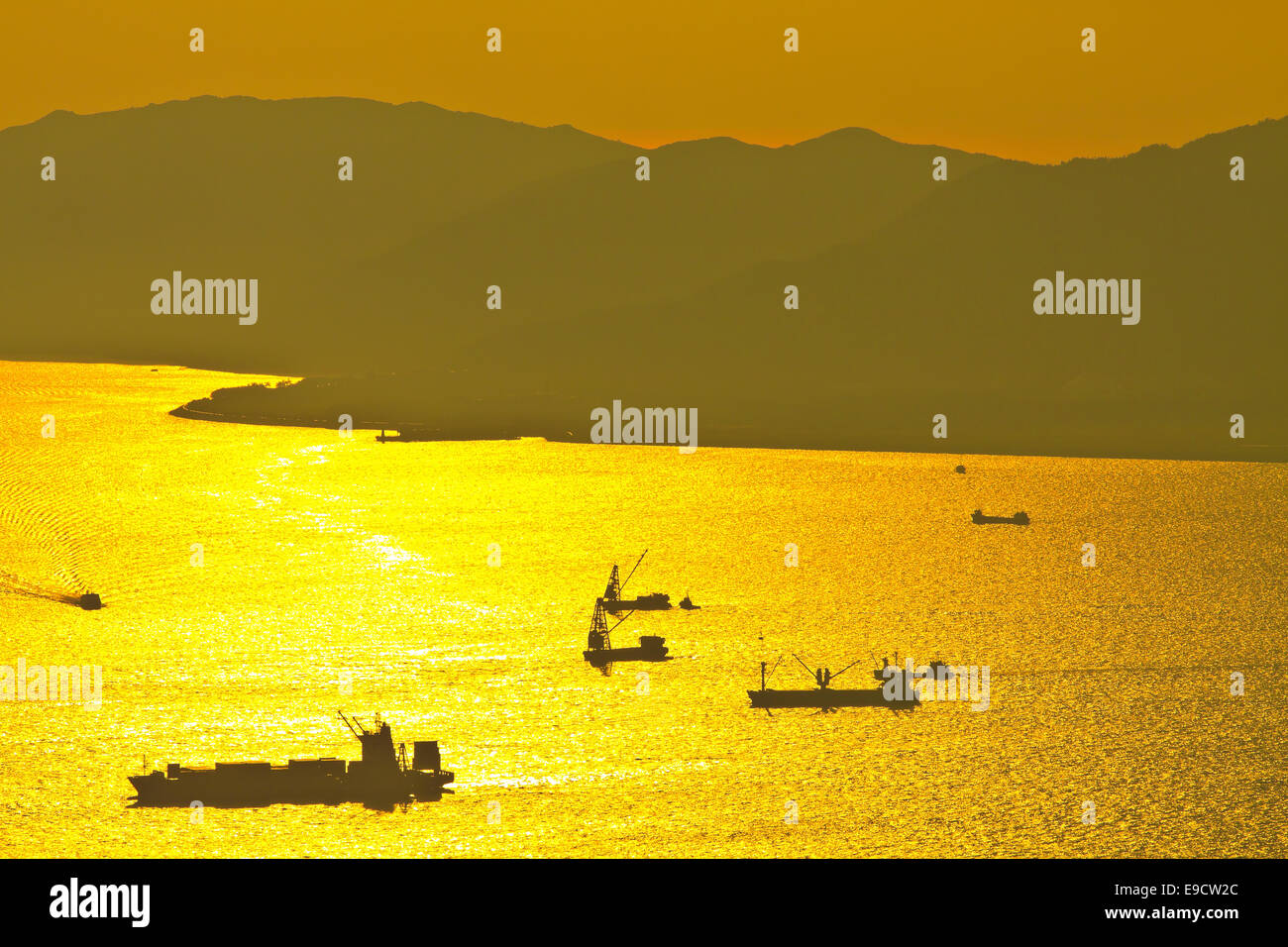 Massengutfrachter Schiff bei Sonnenuntergang im Meer Stockfoto