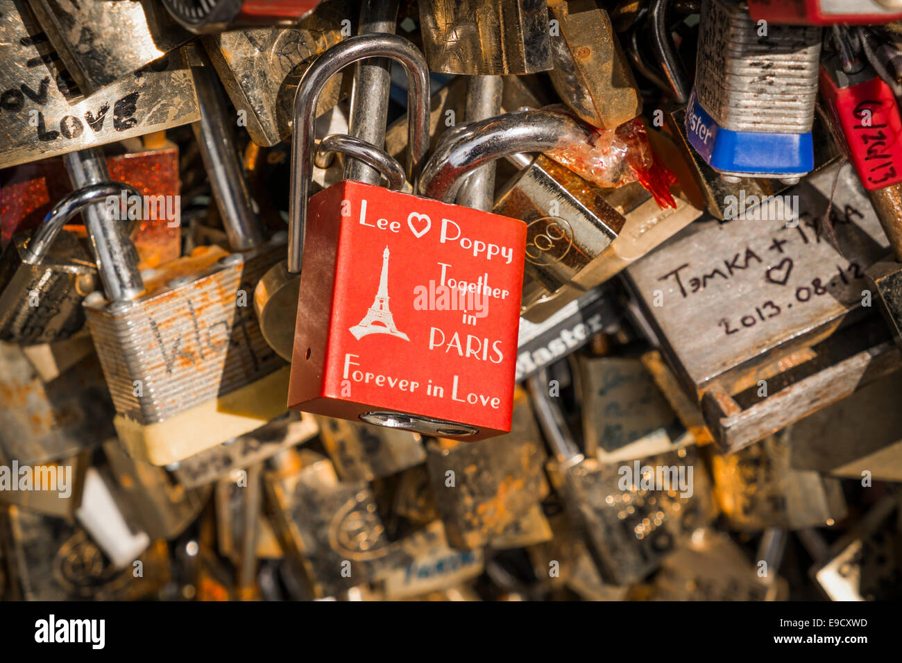 Rote Liebe Sperre mit der Gravur Lee, Mohn, in Paris, für immer in der Liebe, auf dem Geländer der Pont de l´archeveche Stockfoto