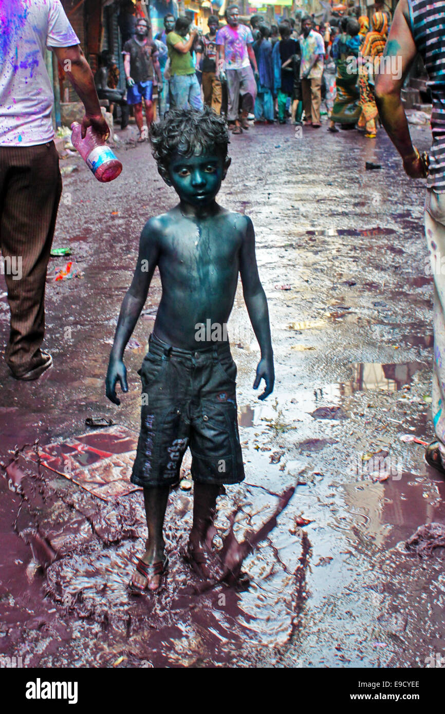 Dhaka, Bangladesch. 9. März 2012. Das Holi-Fest feiert man in der alten Stadt von Dhaka anderswo im Land. Menschen aus allen Lebensbereichen coming out auf den Straßen und spielen mit jeweils anderen farbigen. Die Holi ist bunt und Happening Ereignis der Hindu-Religion. © Zakir Hossain Chowdhury/ZUMA Draht/Alamy Live-Nachrichten Stockfoto