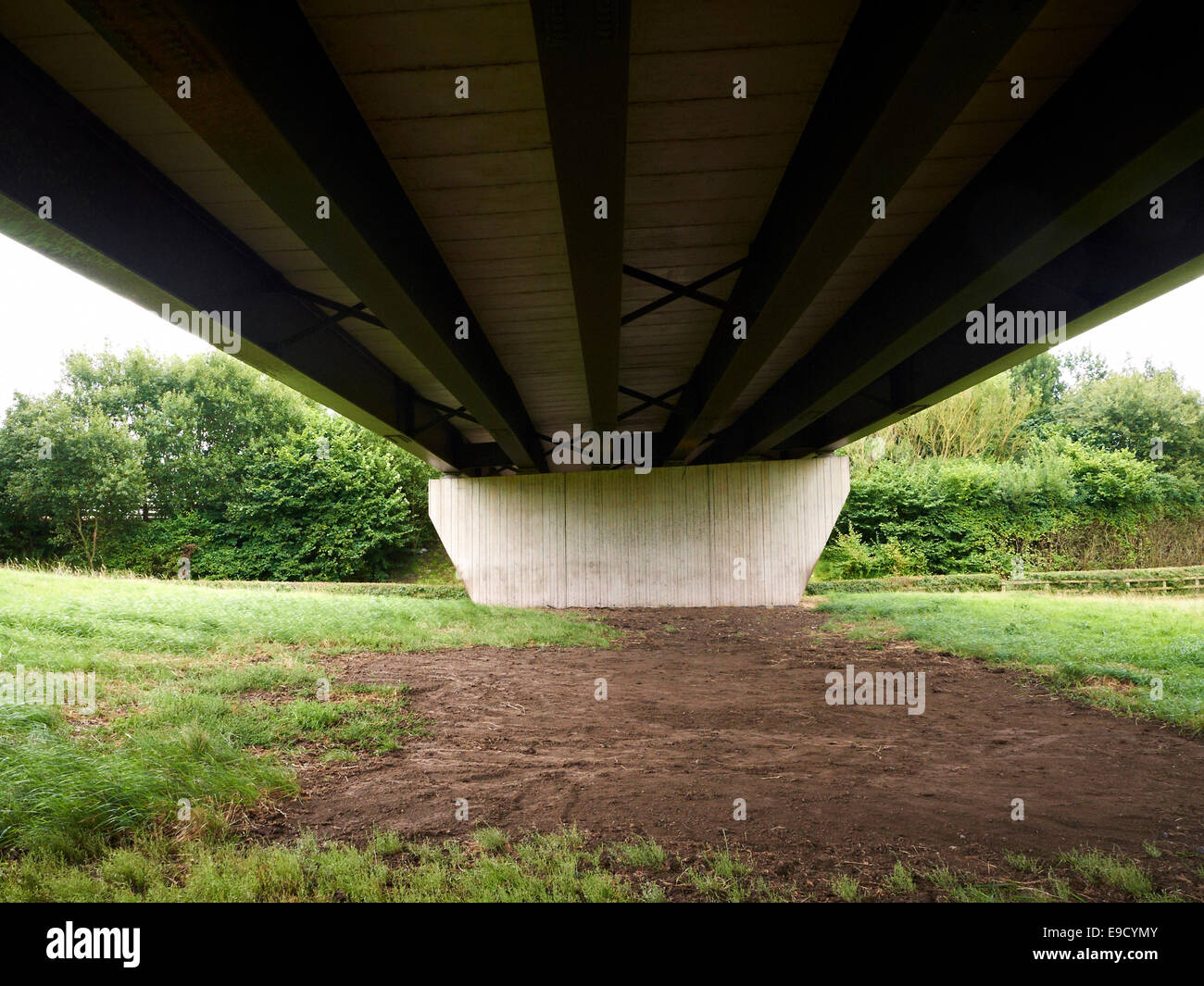 Anzeigen unter Viadukt über die Autobahn in Cheshire UK Stockfoto