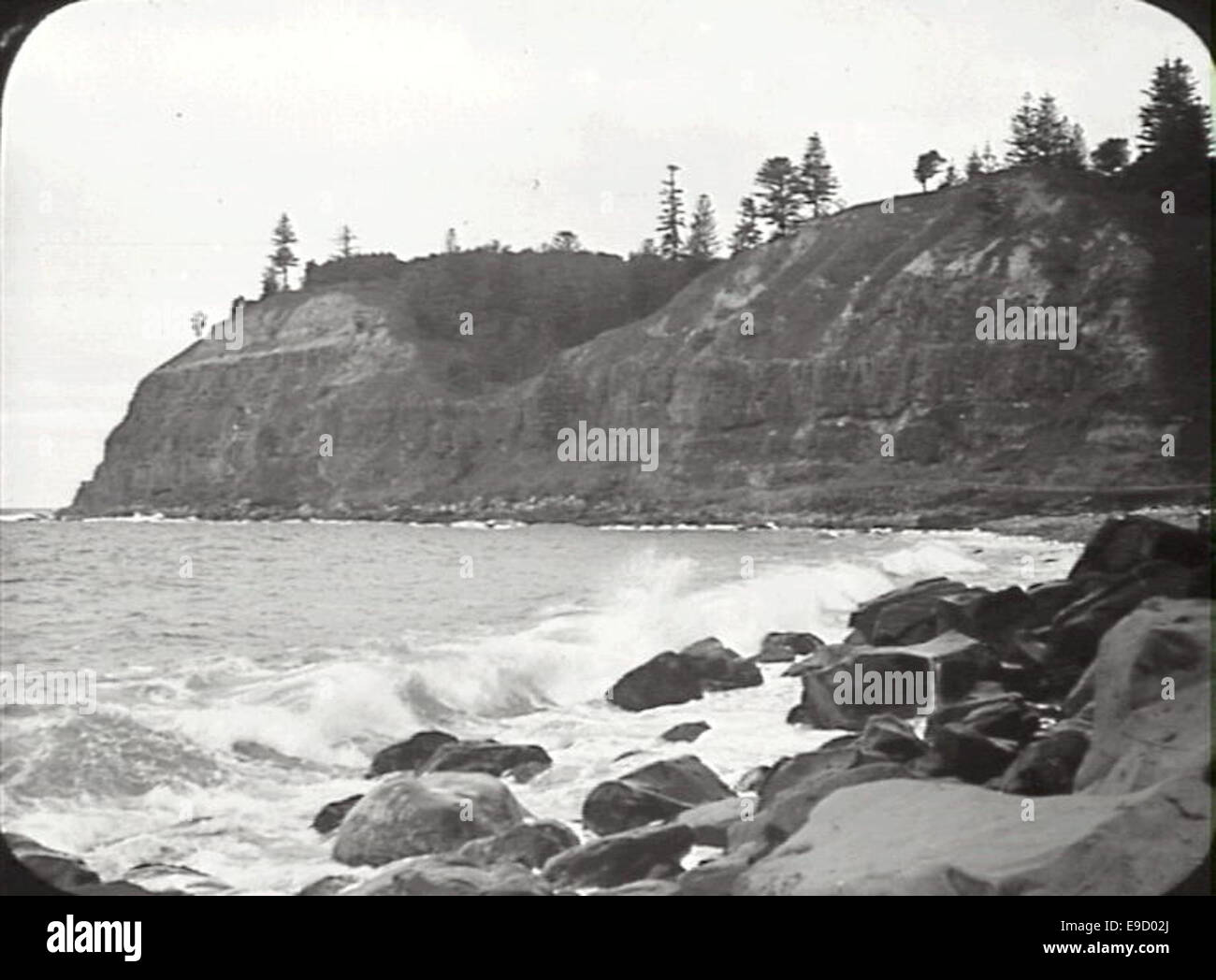 Dieses Bild zeigt den Cascades Landing Place, der in der Frank Walker Collection der Royal Australian Historical Society aufgenommen wurde. Das Foto bietet einen Einblick in die historische Landschaft und Siedlung zu dieser Zeit. Stockfoto