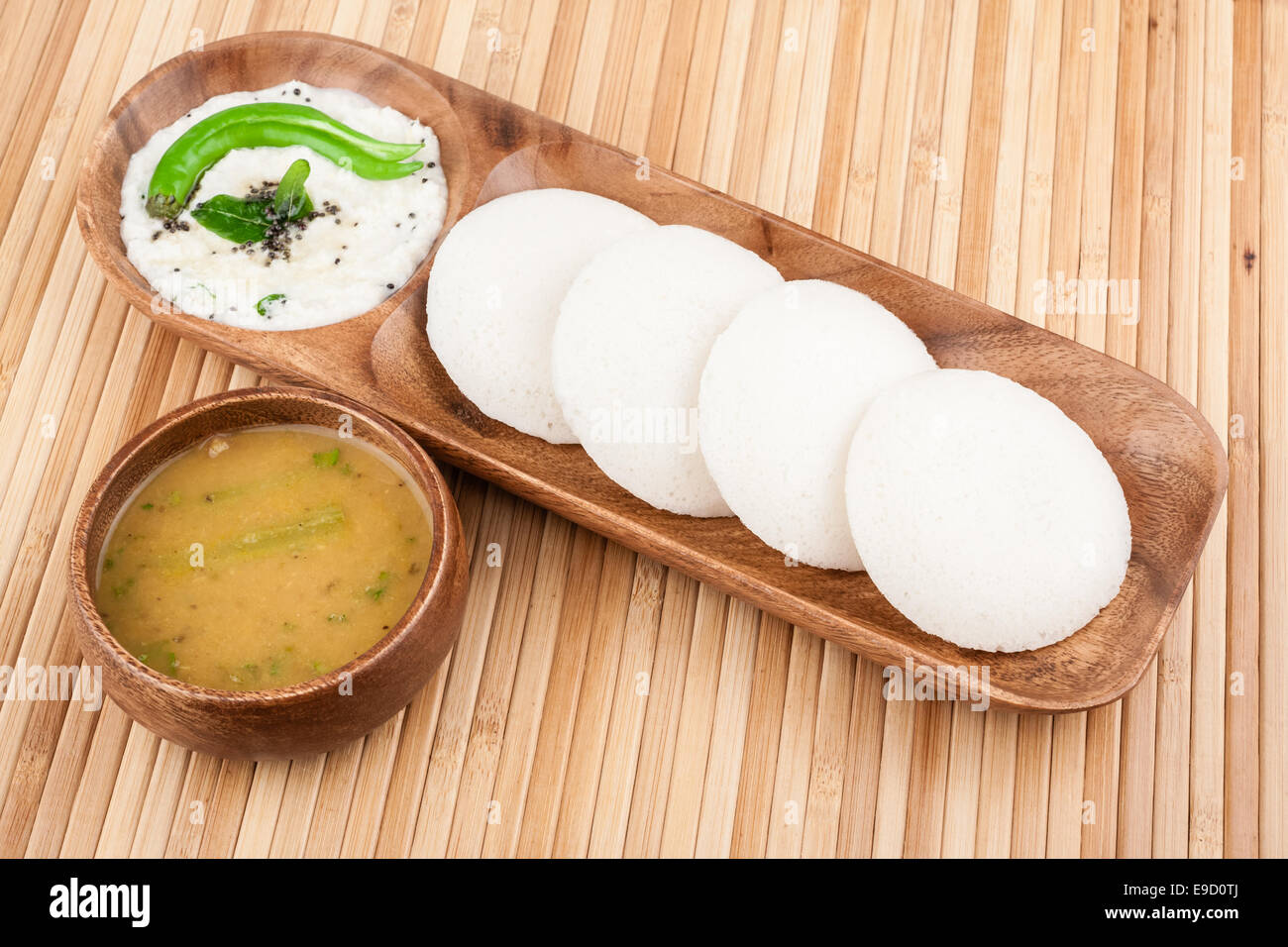 Eine traditionelle ethnische South Indian Frühstück der untätig (Idli / Reis Kuchen) mit Kokos-Chutney und Sambar serviert. Stockfoto