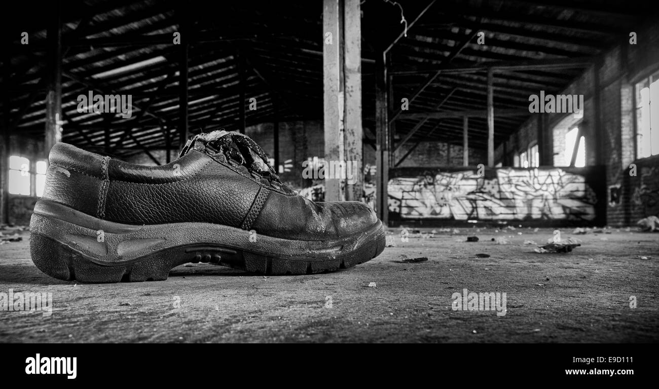 alte Arbeit Schuh in einem verlassenen Fabrikgebäude Stockfoto