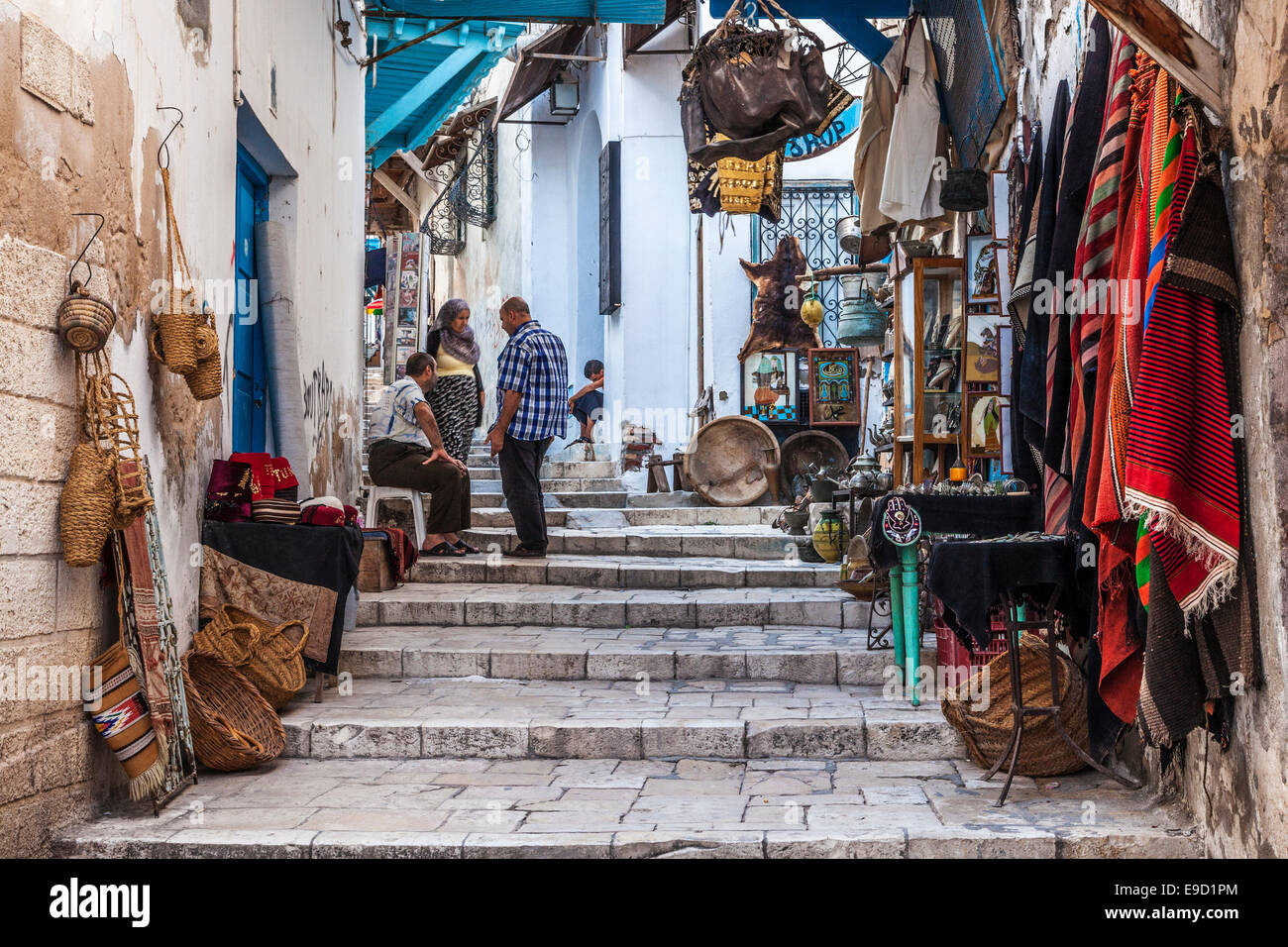 Steile, schmale Straße im Bereich Souks der Medina in Sousse, Tunesien. Stockfoto