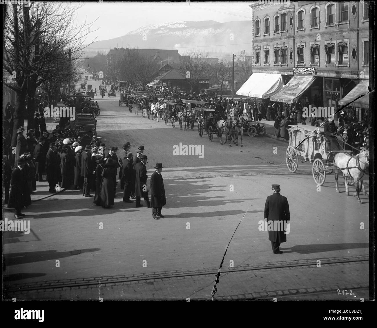 Ein Foto, das den Trauerzug für Pauline Johnson dokumentiert, eine bekannte kanadische Dichterin und Performerin. Dieses Bild fängt die Feierlichkeit des Anlasses und die öffentliche Trauer nach ihrem Tod ein. Stockfoto