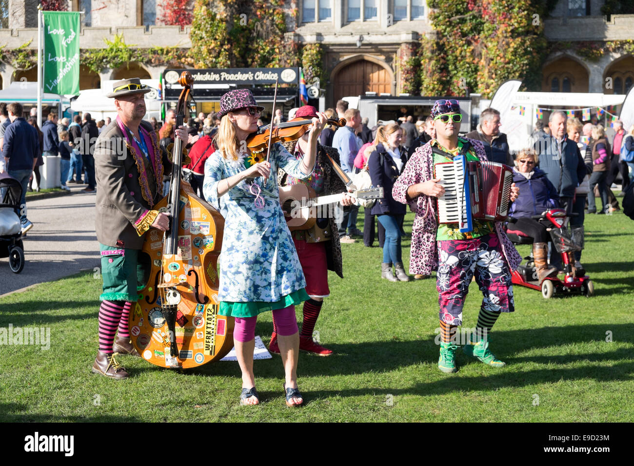 Lincoln, Lincolnshire, UK. 25. Oktober 2014. Das zwölfte große Wurst-Festival fand heute in und um das Schlossgelände. Um die Welt berühmten Lincolnshire Wurst zu feiern. Riesige Menschenmengen nahmen an der jährlichen Veranstaltung unter schönen Herbst Himmel. Bildnachweis: IFIMAGE/Alamy Live-Nachrichten Stockfoto