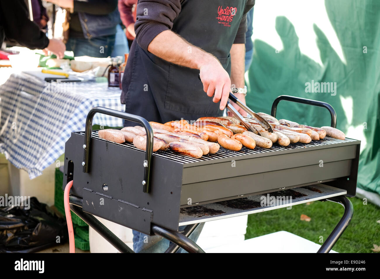 Lincoln, Lincolnshire, Großbritannien. 25. Okt 2014. Die Zwölfte große Wurst Festival fand heute in und um das Schloss. Zu den weltberühmten Lincolnshire Würstchen feiern. Riesige Menschenmengen an der jährlichen Veranstaltung unter schönen Herbst Himmel. Credit: IFIMAGE/Alamy leben Nachrichten Stockfoto