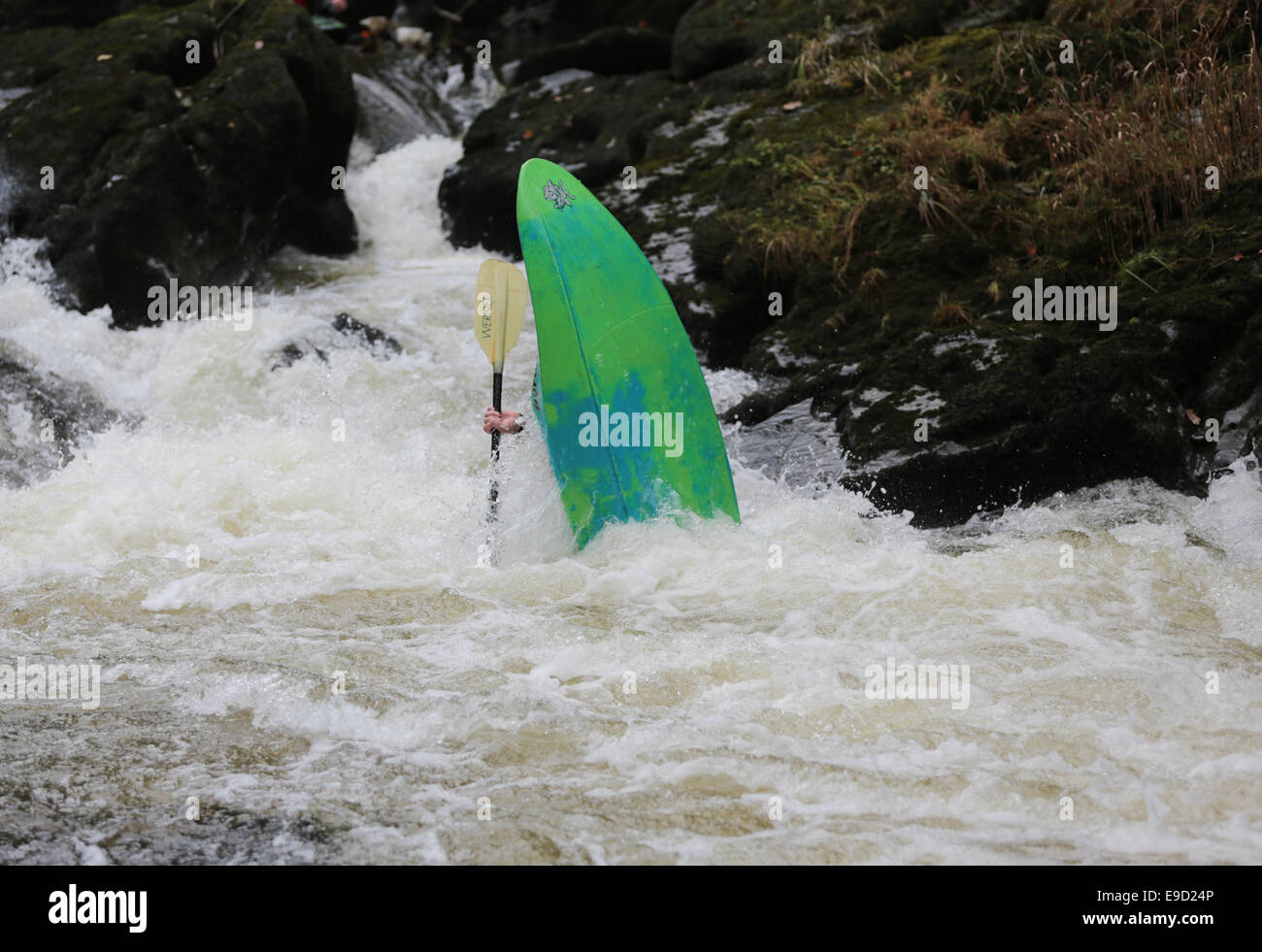 Llandysul, Wales, UK. 25. Oktober 2014. Hunderte von Paddlern versammeln sich am Llandysul, die jährliche zweitägige Teifi Tour, die Tour besteht aus sechs Etappen entlang des Flusses Teifi, aus Llanfihangel yr Arth, bis Poppit Sands bietet Kajakfahrer erstreckt sich von Wildwasser, die viele Könnerstufen gerecht zu genießen. Bildnachweis: atgof.co/Alamy Live News Stockfoto