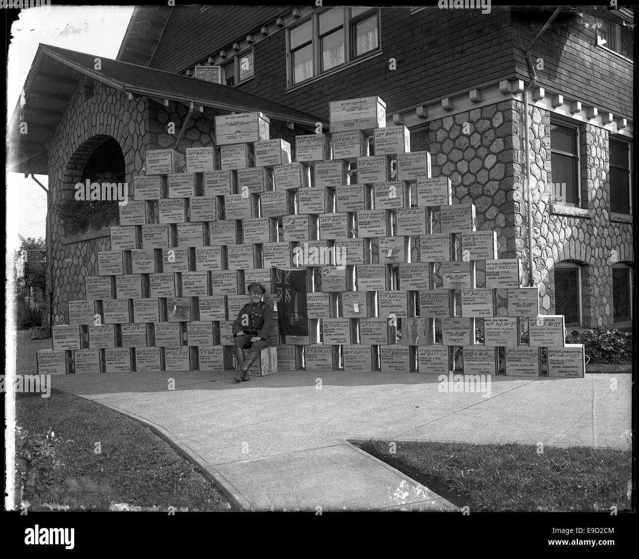 Ein Foto, auf dem die Kartons für den Auslandsversand vorbereitet werden und die Logistik und Prozesse im internationalen Versand und Frachtumschlag widerspiegeln. Stockfoto