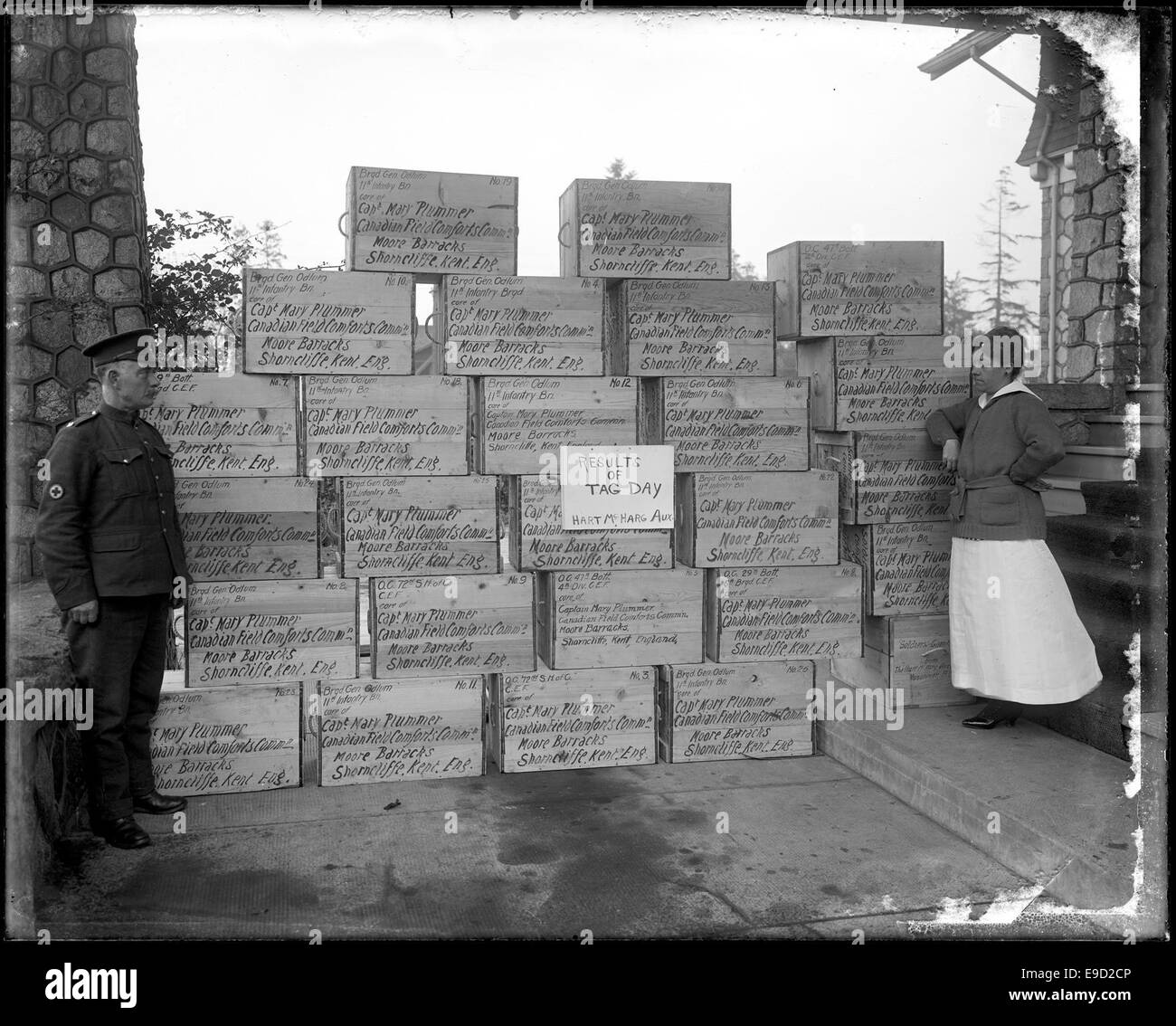 Dieses Foto zeigt einen Stapel Kartons, die für den Versand nach Übersee bereit sind. Das Bild spiegelt die Logistik- und Versandprozesse wider, die für den internationalen Handel verwendet werden, wahrscheinlich Mitte des 20. Jahrhunderts, und unterstreicht den globalen Charakter von Handel und Vertrieb. Stockfoto