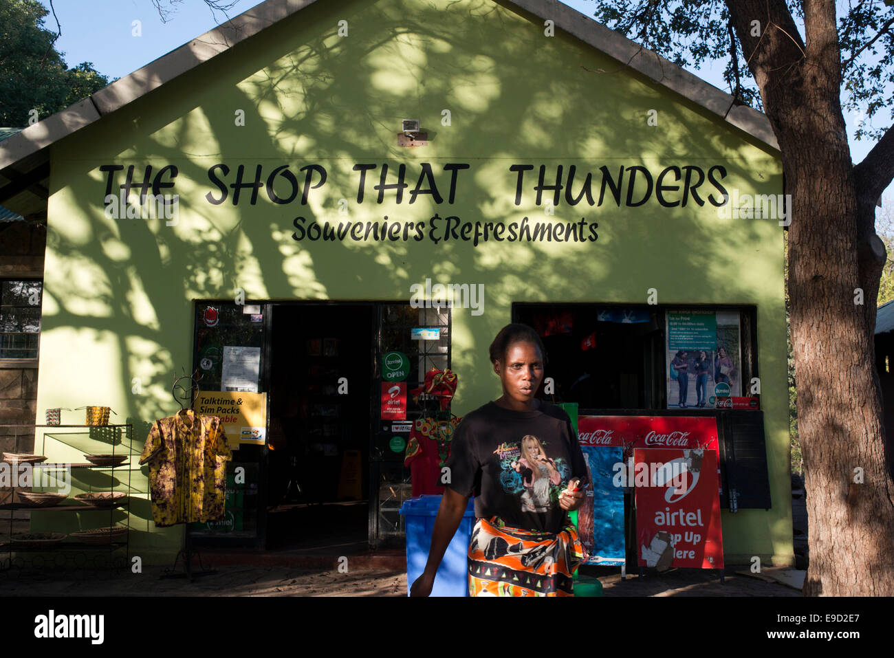 Craft-Shop neben dem Eingang der Victoriafälle. Kopf eines Open-Air-afrikanisches Kunsthandwerk-Märkte der Stadt und lernen Sie die besten Möglichkeiten Stockfoto