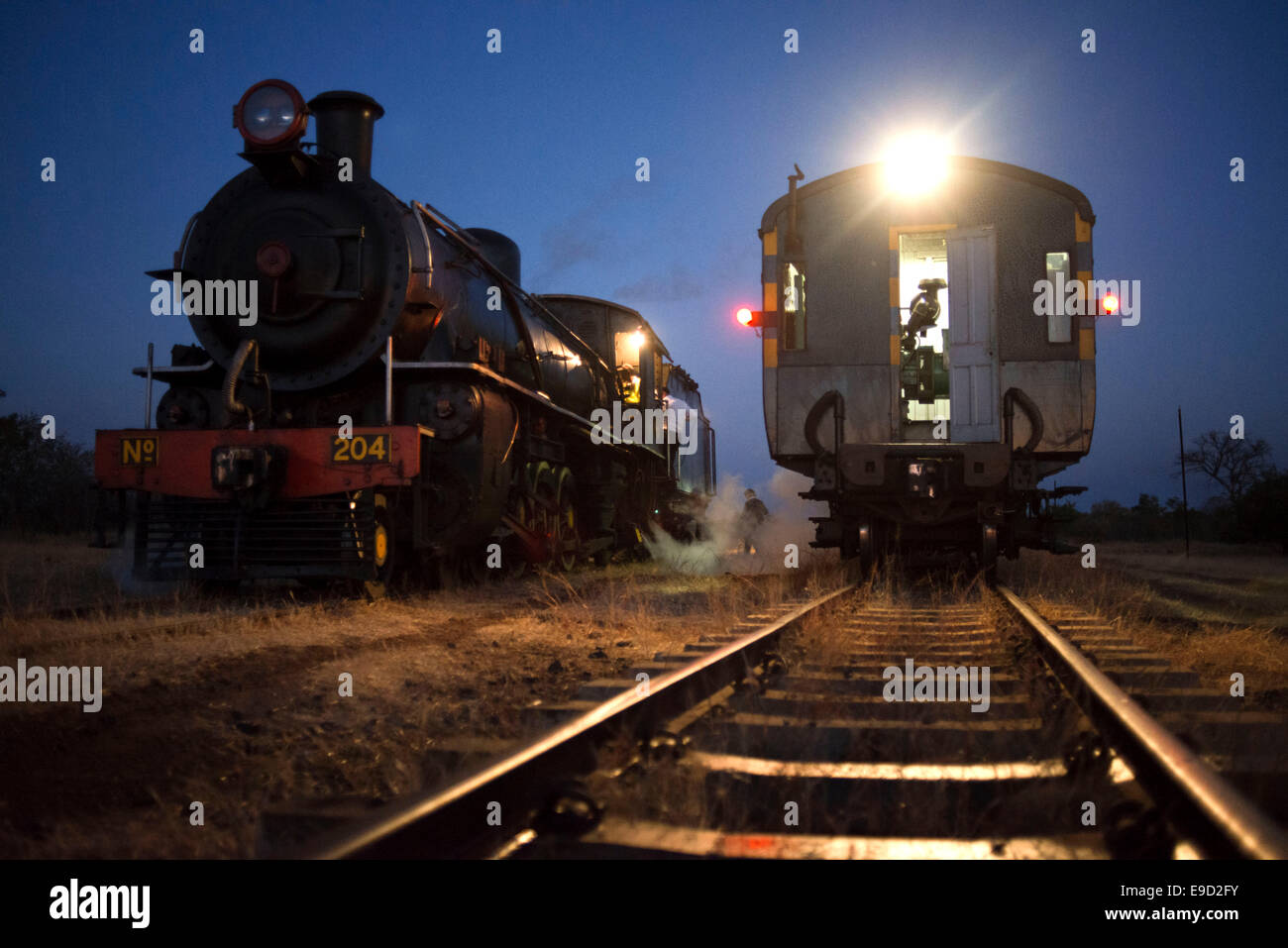 Livingstone Express Luxuszug in der Nacht. Das Royal Livingstone Hotel abgeholt, Bord Gäste den Unbefleckten Jahrgang zuerst Stockfoto