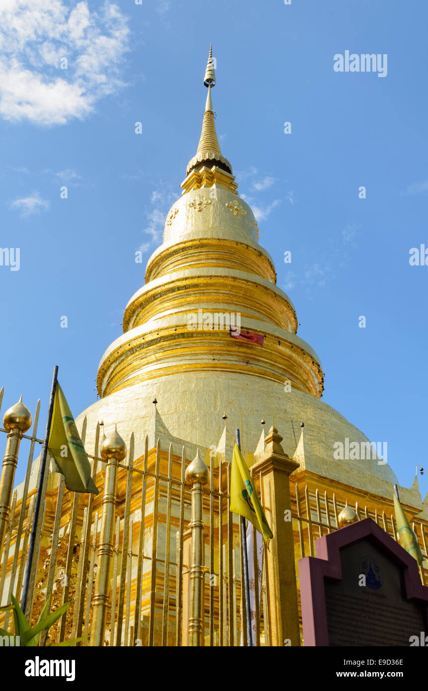 Goldene Pagode Platz für Lagerung Reliquien des Buddha im Wat Phra, dass Hariphunchai Tempel in Thailand Lamphun Provinz Stockfoto