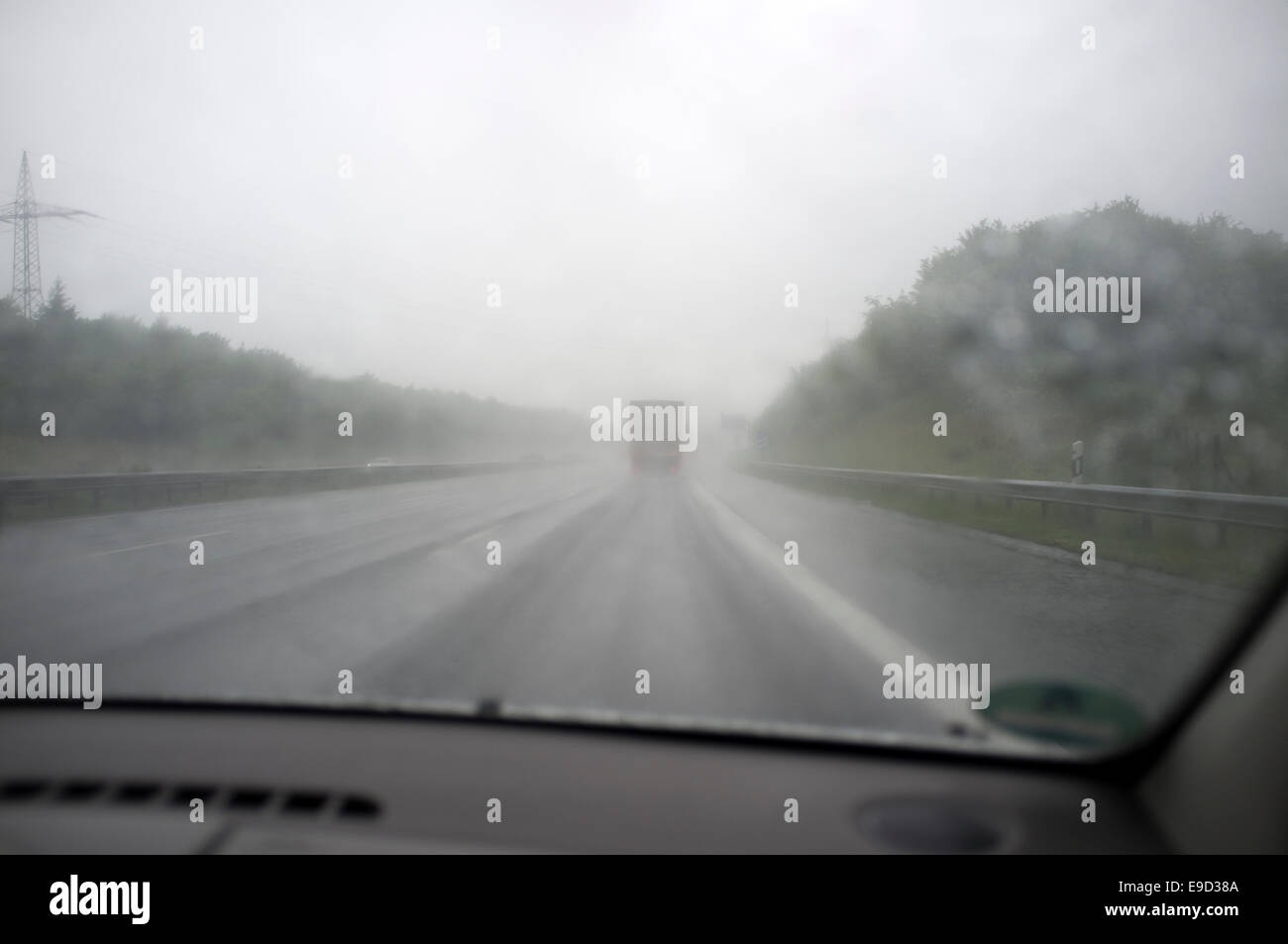 Fahren auf einer Autobahn in Deutschland im Regen Stockfoto