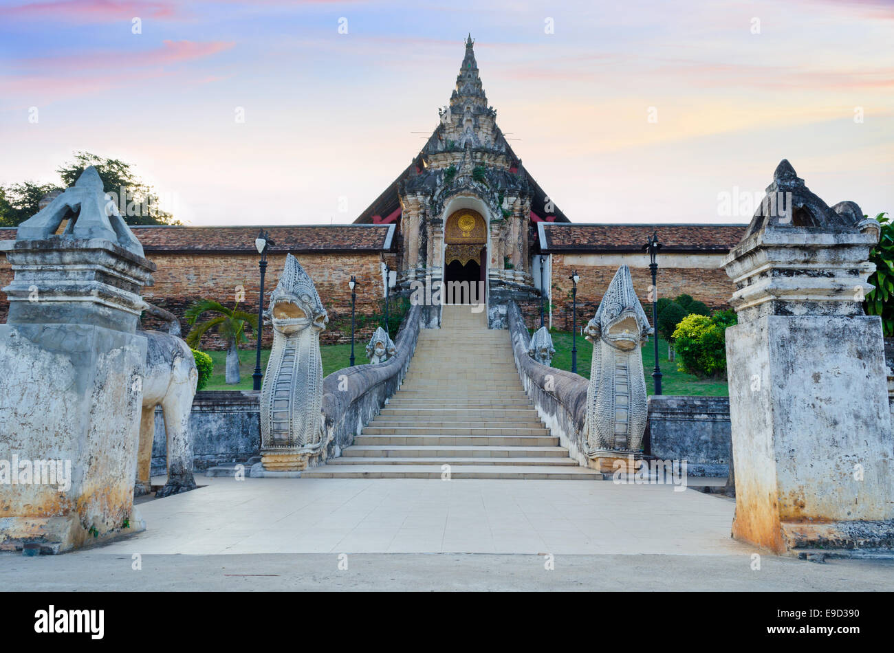 Gewölbte Vordereingang des Wat Phra, die Lampang Luang Tempel in Lampang Provinz Nord-Thailand Stockfoto