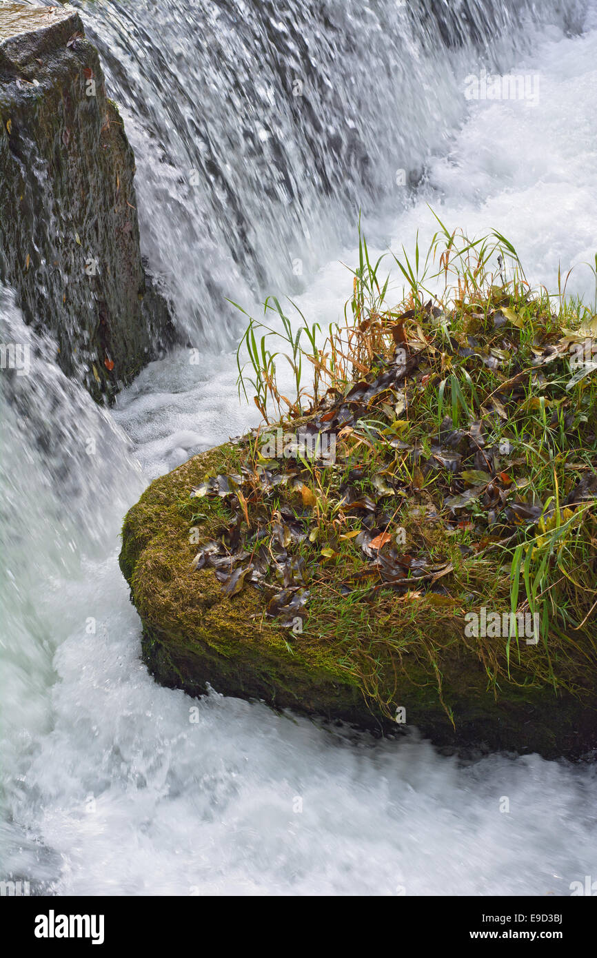 Wasserfall mit lebendigen Herbstfarben Stockfoto