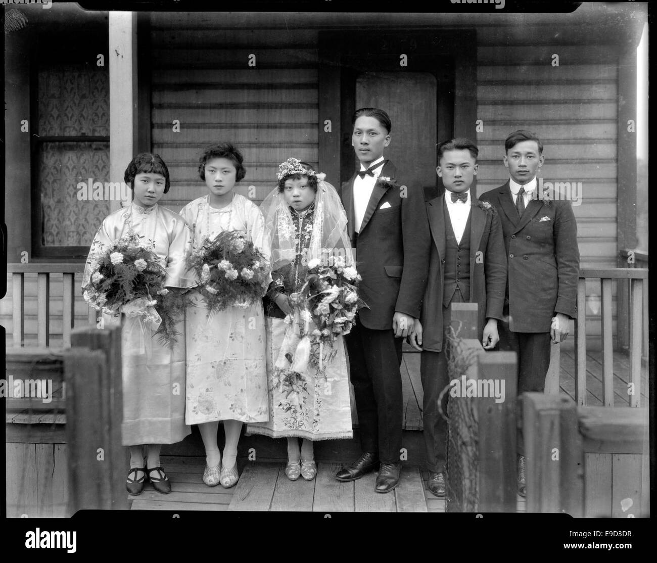 Ein Foto von Violet Wongs Hochzeitsfeier, das den Moment der Feier festhält. Das Bild zeigt die Brautparty und ihre formelle Kleidung, die ein wichtiges Ereignis im Leben des Betroffenen markiert. Stockfoto