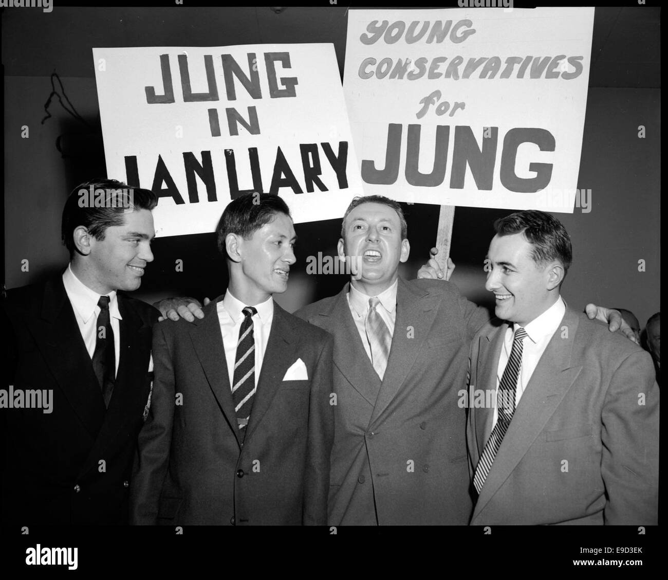Ein Foto, das Douglas Jung während seines Wahlkampfs für ein politisches Amt einfängt. Jung war der erste chinesisch-kanadische Parlamentsabgeordnete, der von 1957 bis 1962 das Vancouver Centre vertrat. Stockfoto