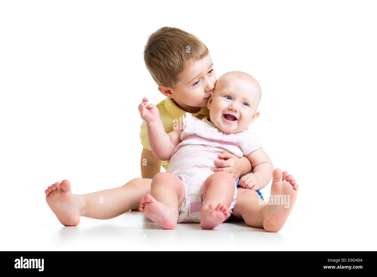 Liebevoller Bruder küssen Babyschwester isoliert auf weiss Stockfoto