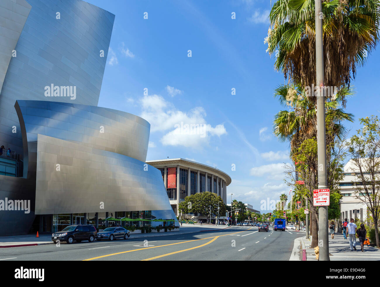 Grand Avenue außerhalb der Frank Gehry entworfen, Walt Disney Concert Hall, Downtown Los Angeles, Kalifornien, USA Stockfoto