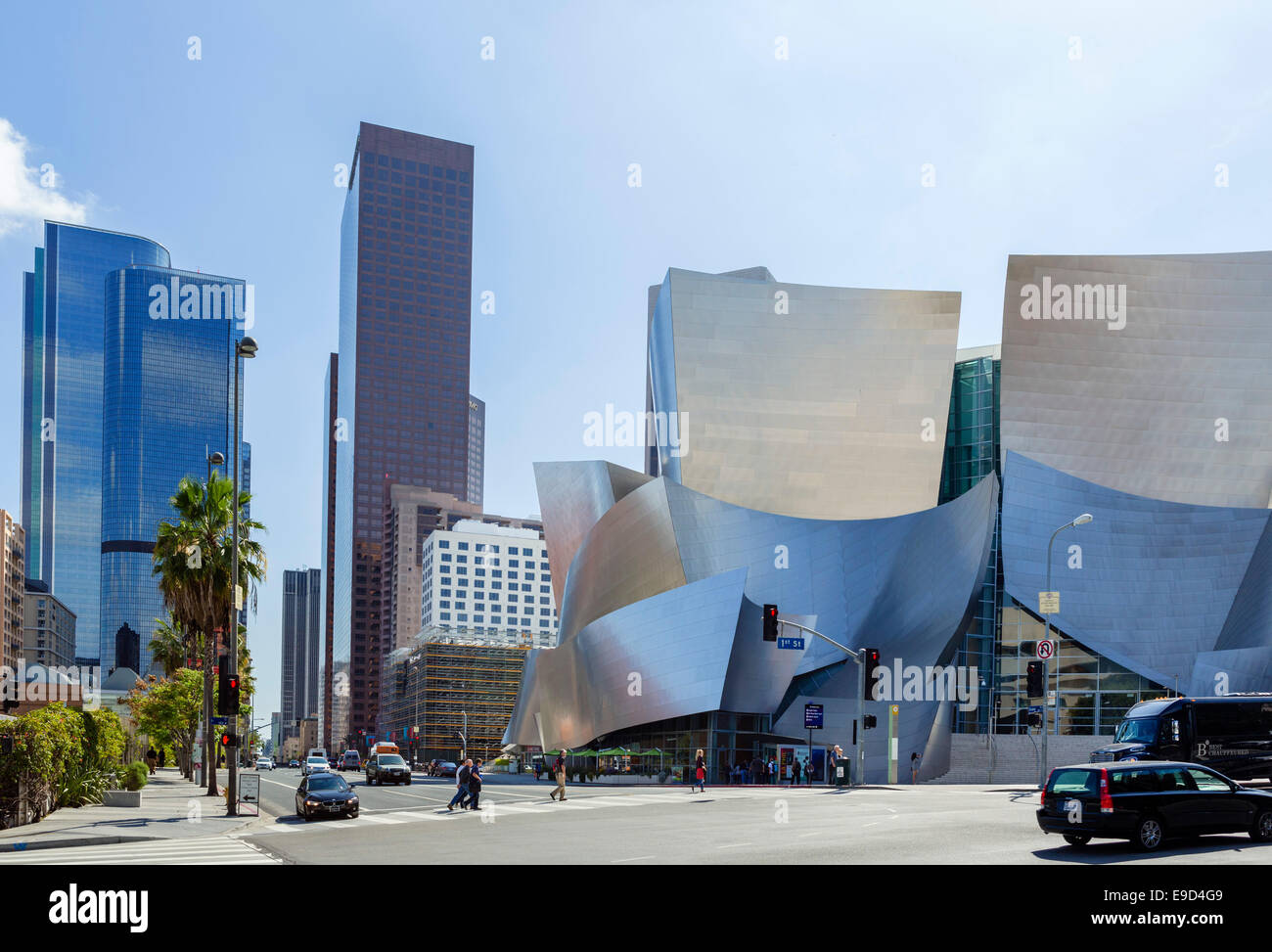 Grand Avenue außerhalb Walt Disney Concert Hall mit Blick auf das Bankenviertel, Downtown Los Angeles, Kalifornien, USA Stockfoto