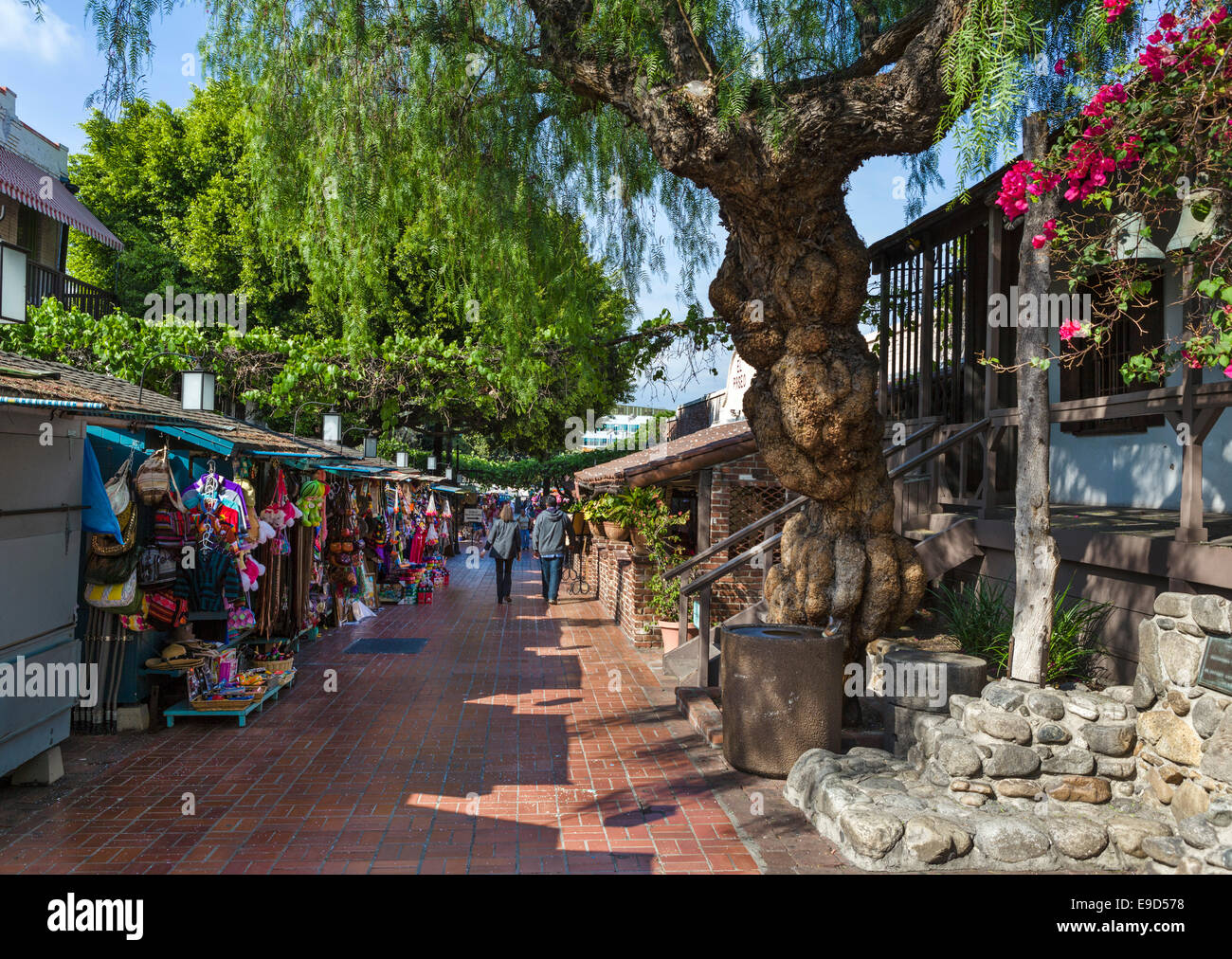 Marktstände außerhalb der Avila Adobe an der Olvera Street in Los Angeles Plaza Historic District, Los Angeles, Kalifornien, USA Stockfoto