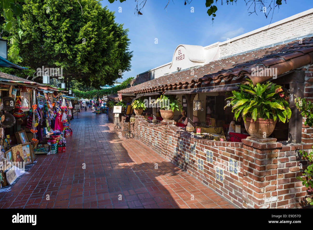 Marktstände und El Paseo Restaurant an der Olvera Street in Los Angeles Plaza Historic District, Los Angeles, Kalifornien, USA Stockfoto